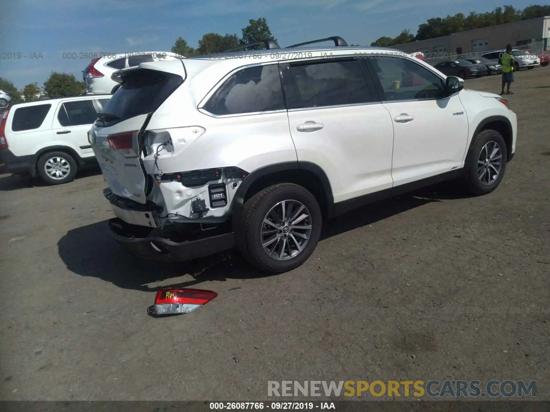 4 Photograph of a damaged car 5TDJGRFH4KS061241 TOYOTA HIGHLANDER 2019