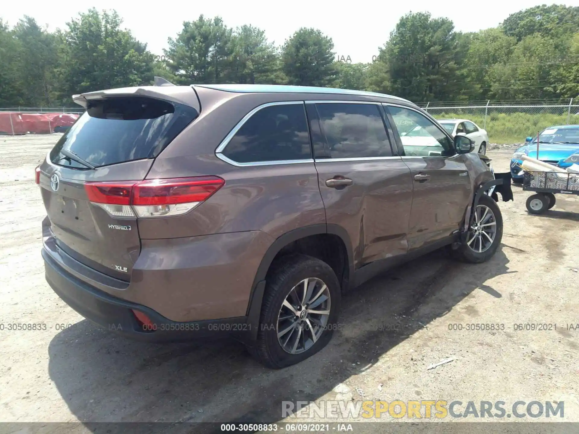 4 Photograph of a damaged car 5TDJGRFH4KS071364 TOYOTA HIGHLANDER 2019