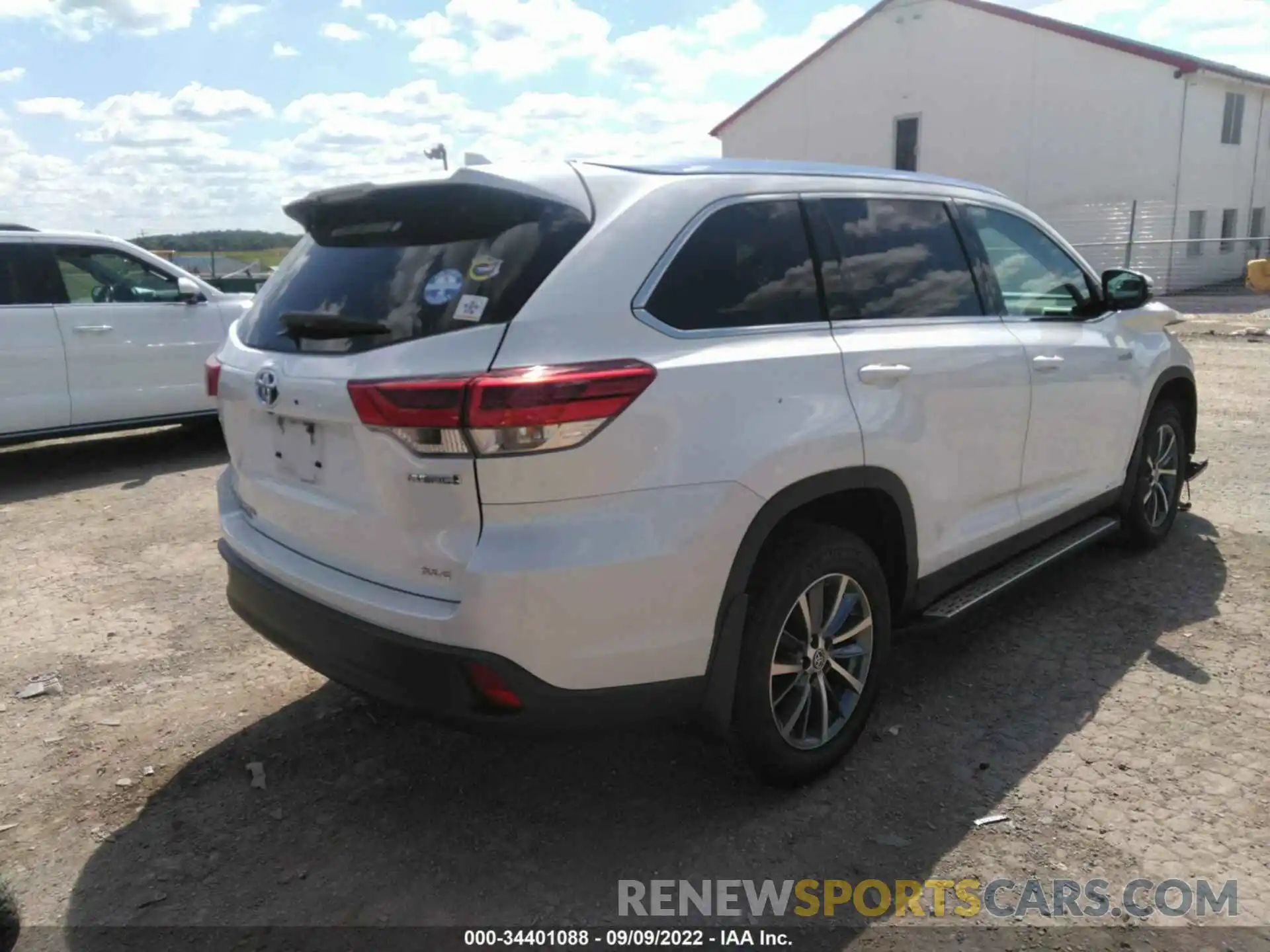 4 Photograph of a damaged car 5TDJGRFH4KS073339 TOYOTA HIGHLANDER 2019