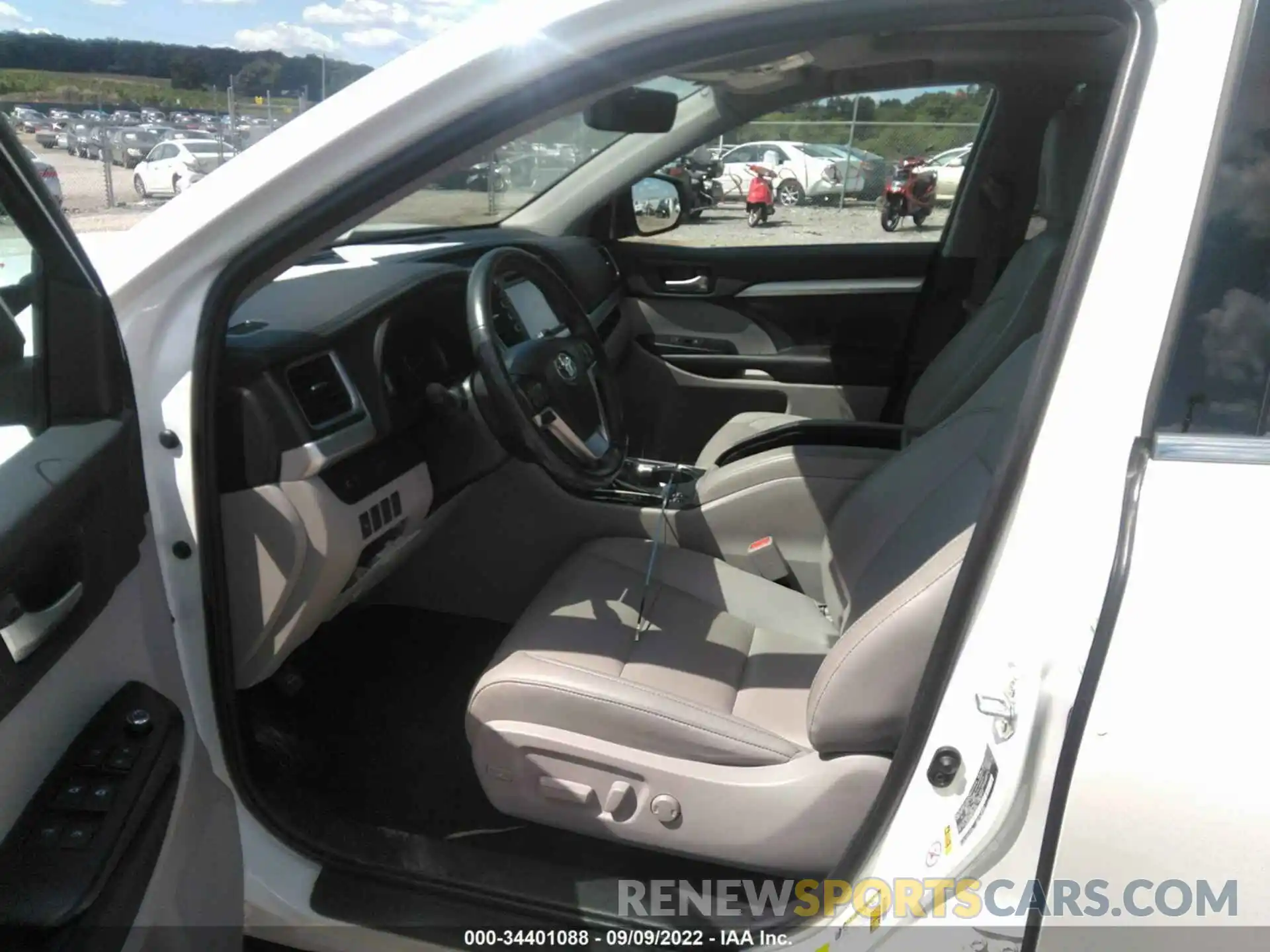 5 Photograph of a damaged car 5TDJGRFH4KS073339 TOYOTA HIGHLANDER 2019