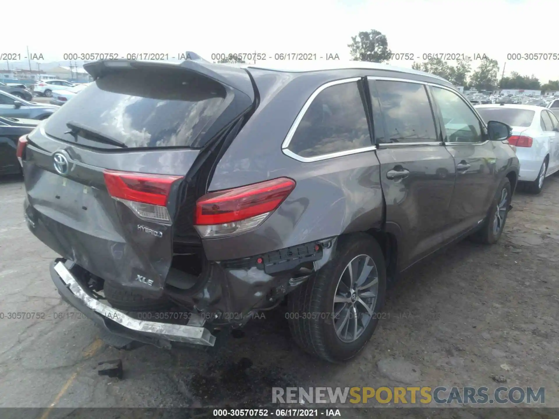 4 Photograph of a damaged car 5TDJGRFH4KS073664 TOYOTA HIGHLANDER 2019