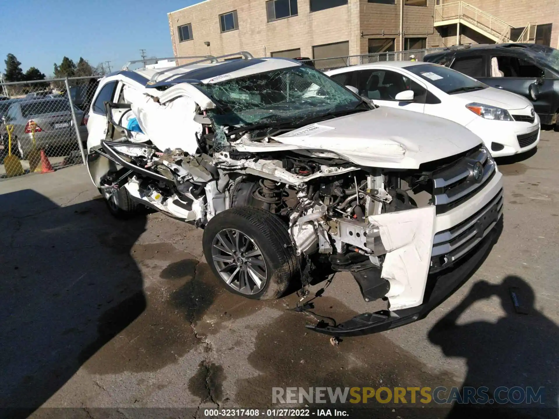 1 Photograph of a damaged car 5TDJGRFH4KS075284 TOYOTA HIGHLANDER 2019