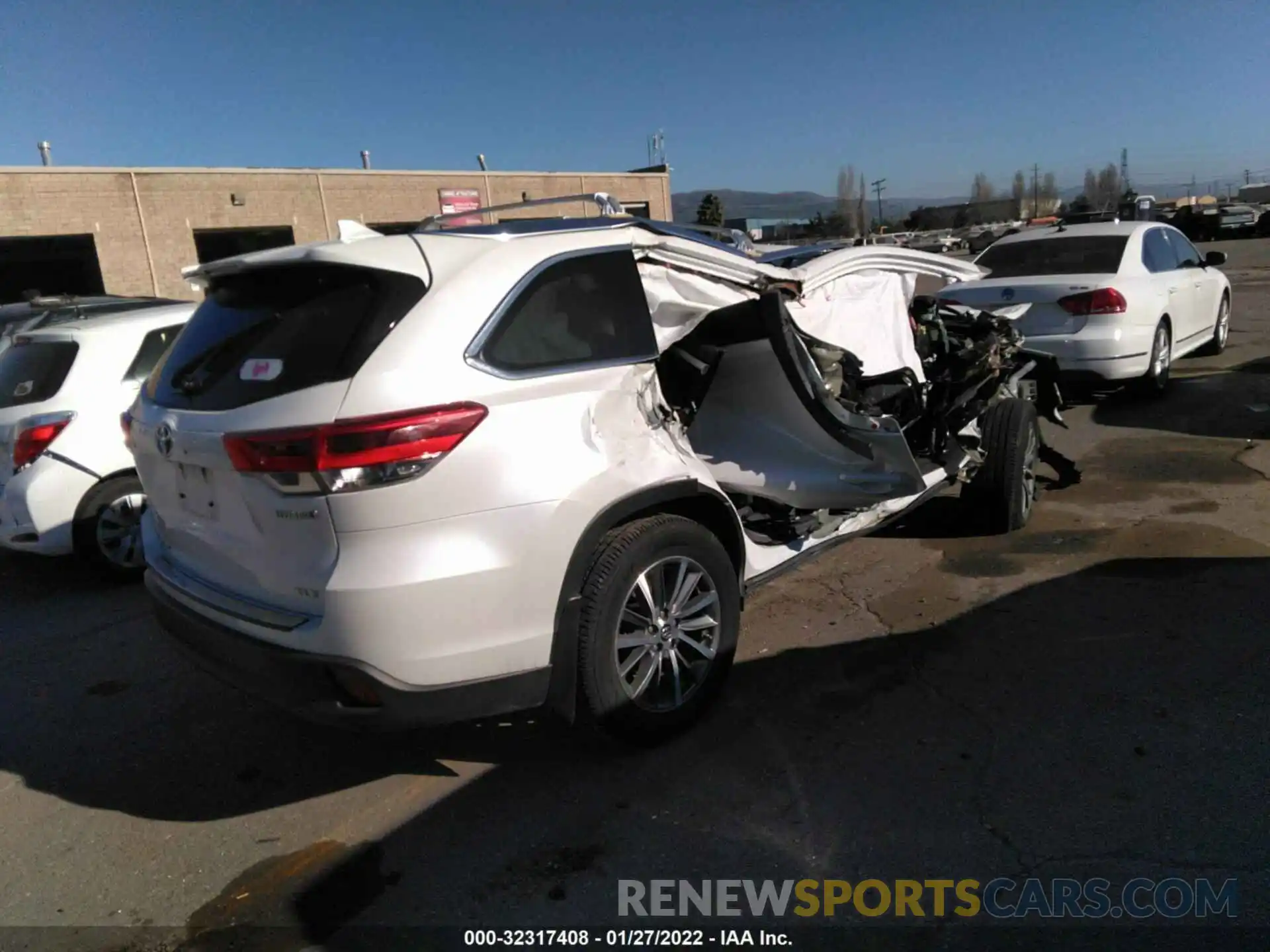 4 Photograph of a damaged car 5TDJGRFH4KS075284 TOYOTA HIGHLANDER 2019