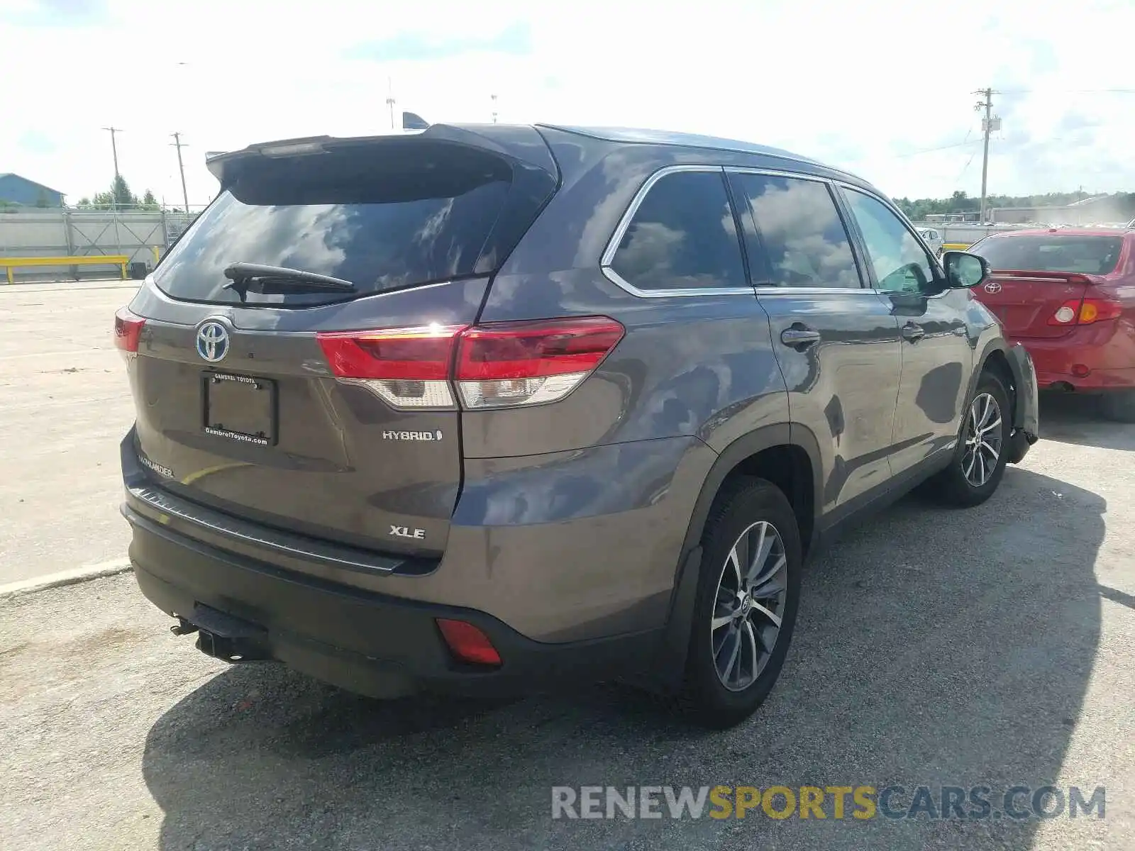 4 Photograph of a damaged car 5TDJGRFH4KS076998 TOYOTA HIGHLANDER 2019