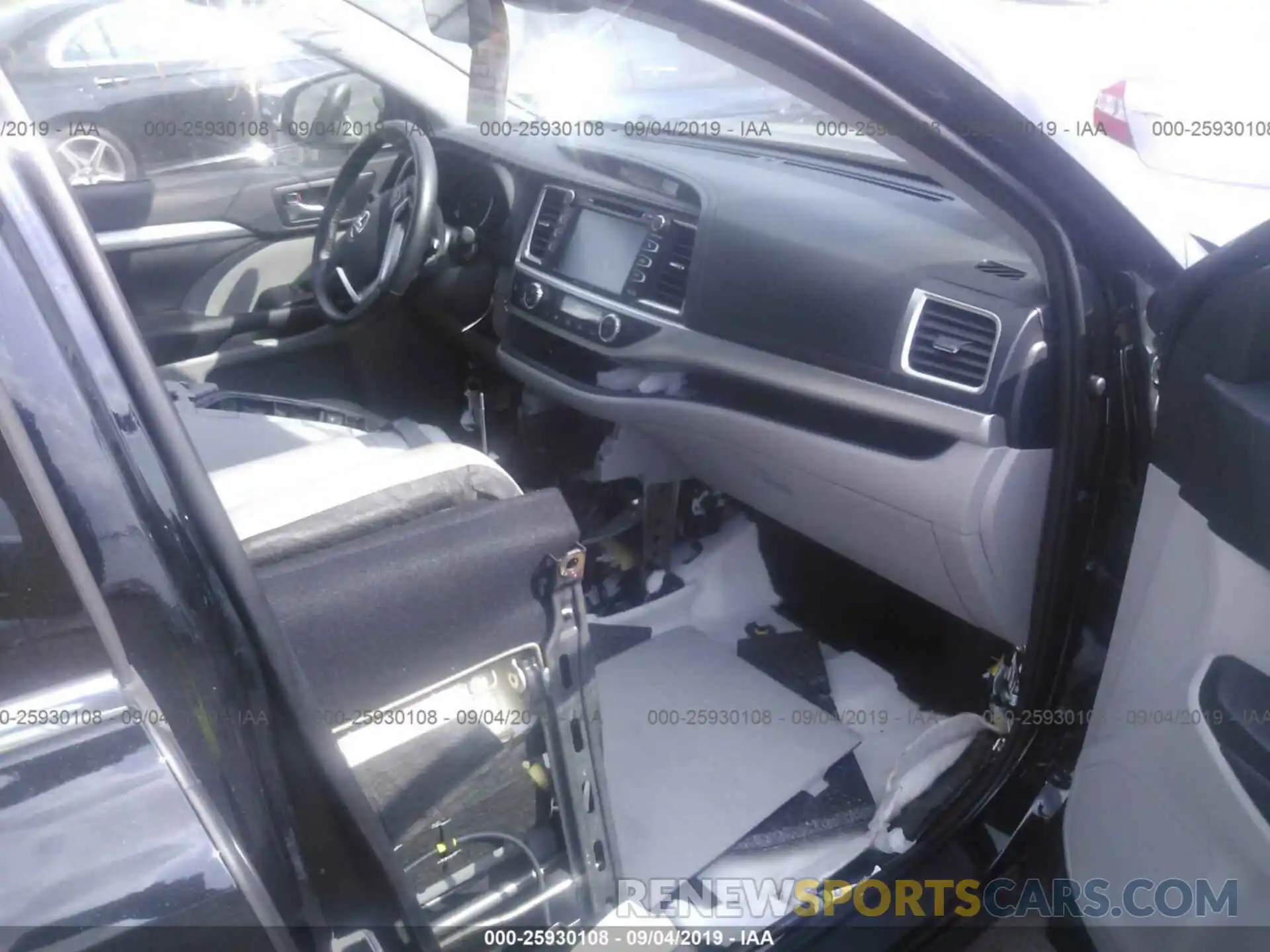 5 Photograph of a damaged car 5TDJGRFH5KS057182 TOYOTA HIGHLANDER 2019