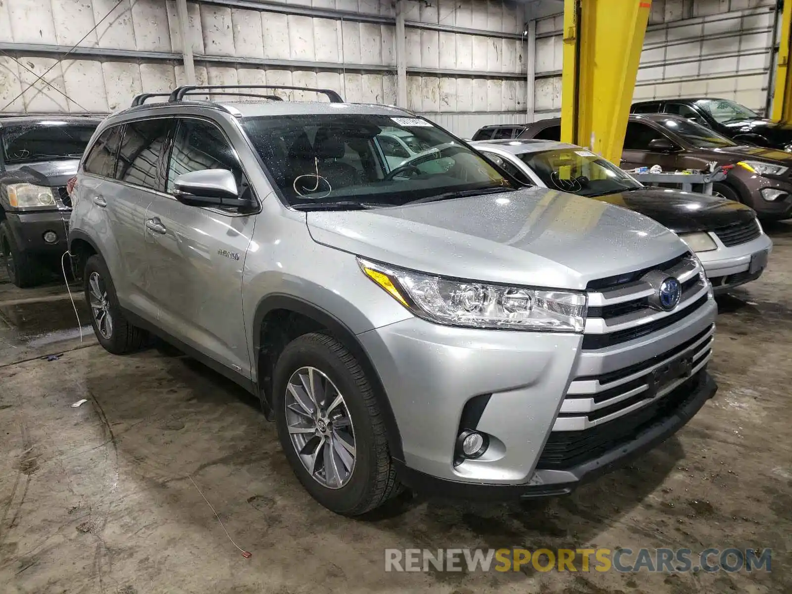 1 Photograph of a damaged car 5TDJGRFH5KS062544 TOYOTA HIGHLANDER 2019