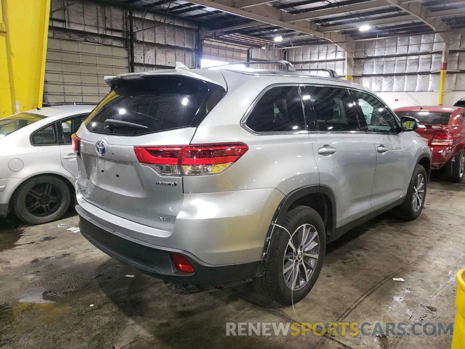 4 Photograph of a damaged car 5TDJGRFH5KS062544 TOYOTA HIGHLANDER 2019