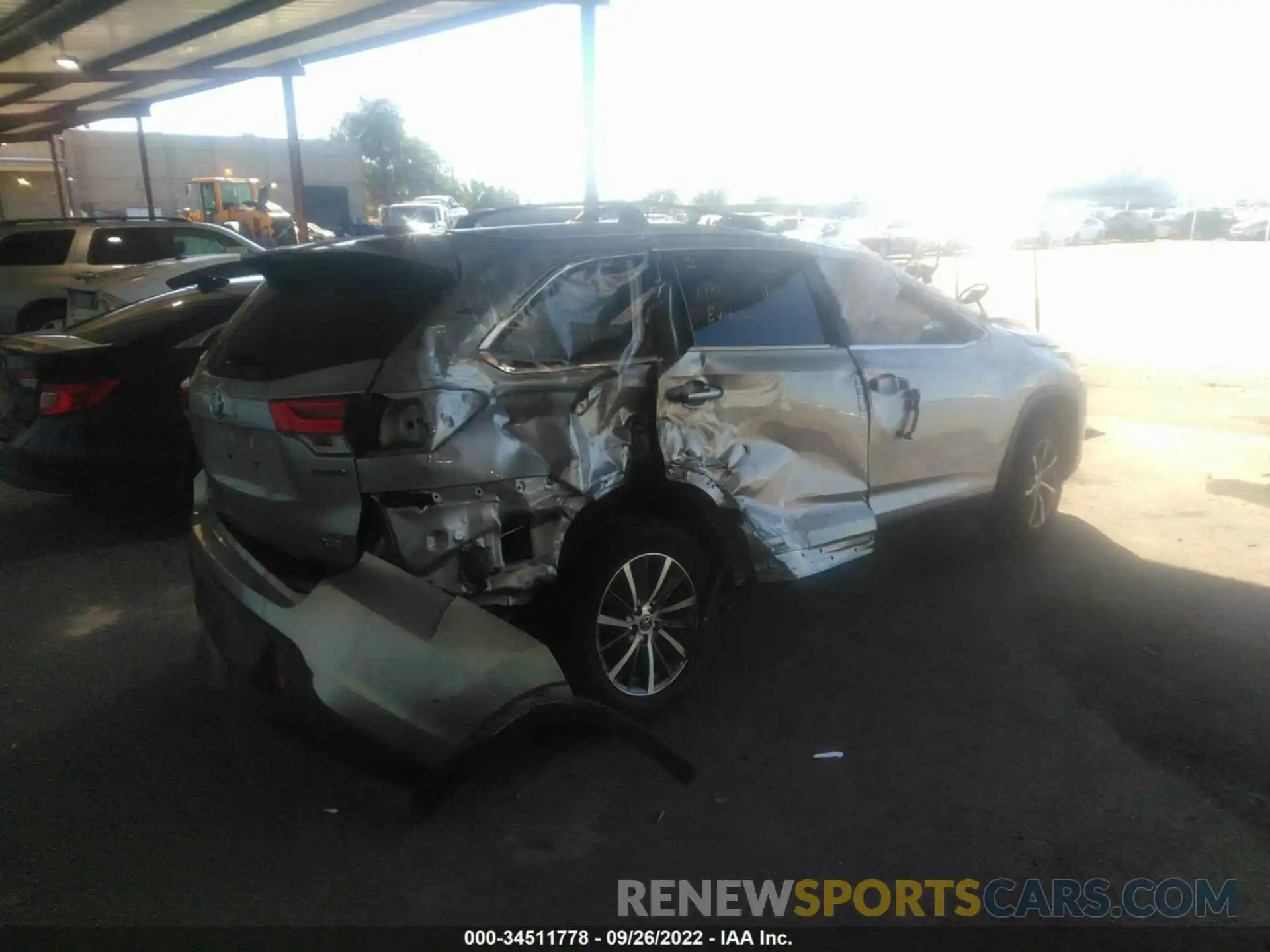 4 Photograph of a damaged car 5TDJGRFH5KS064682 TOYOTA HIGHLANDER 2019