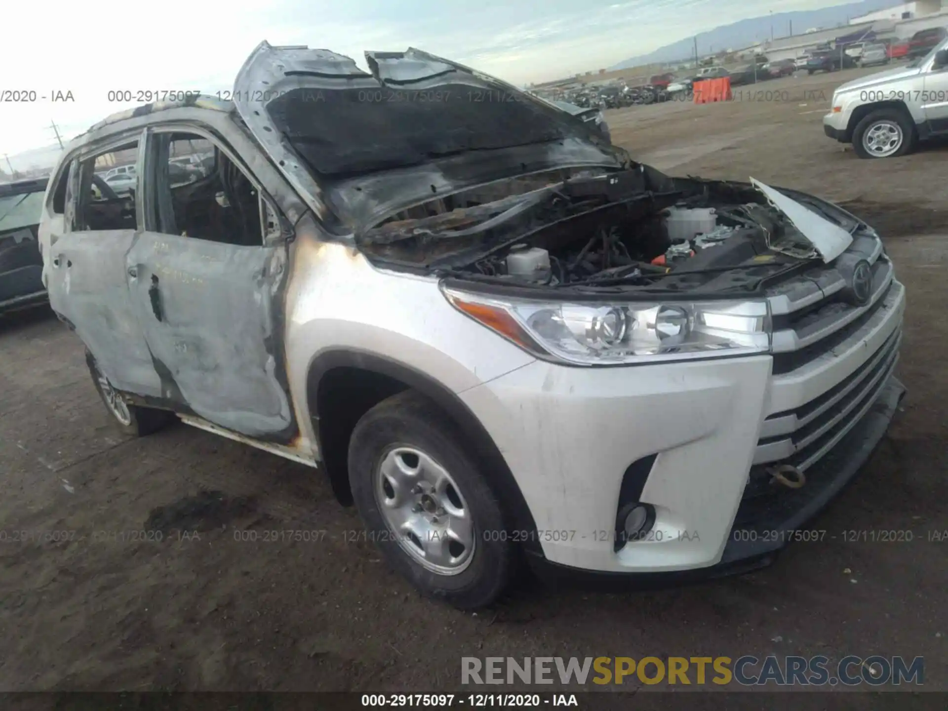 1 Photograph of a damaged car 5TDJGRFH5KS068327 TOYOTA HIGHLANDER 2019