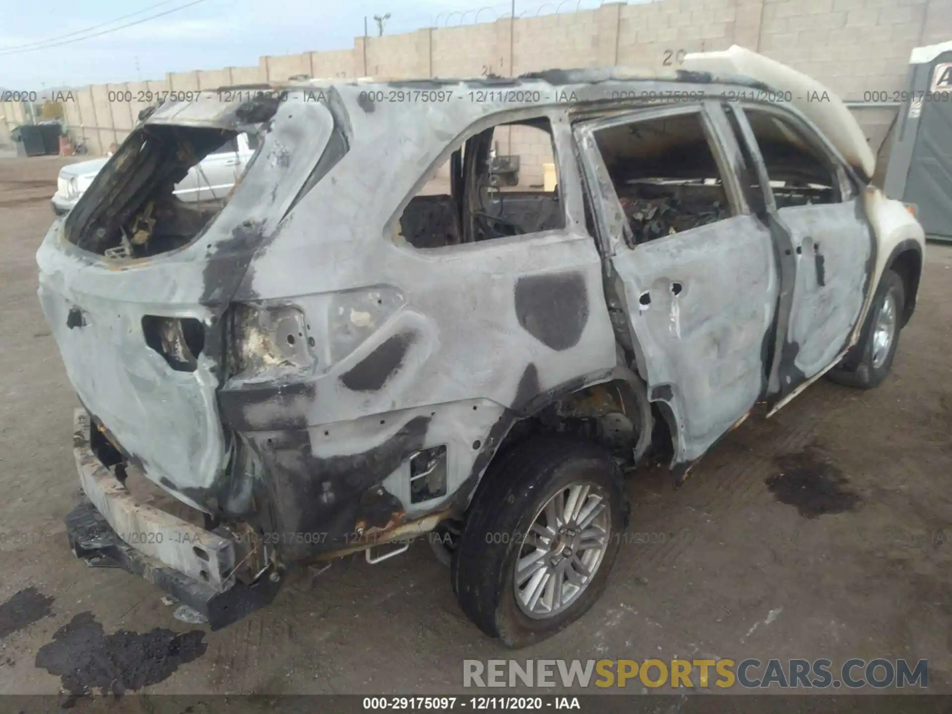 4 Photograph of a damaged car 5TDJGRFH5KS068327 TOYOTA HIGHLANDER 2019