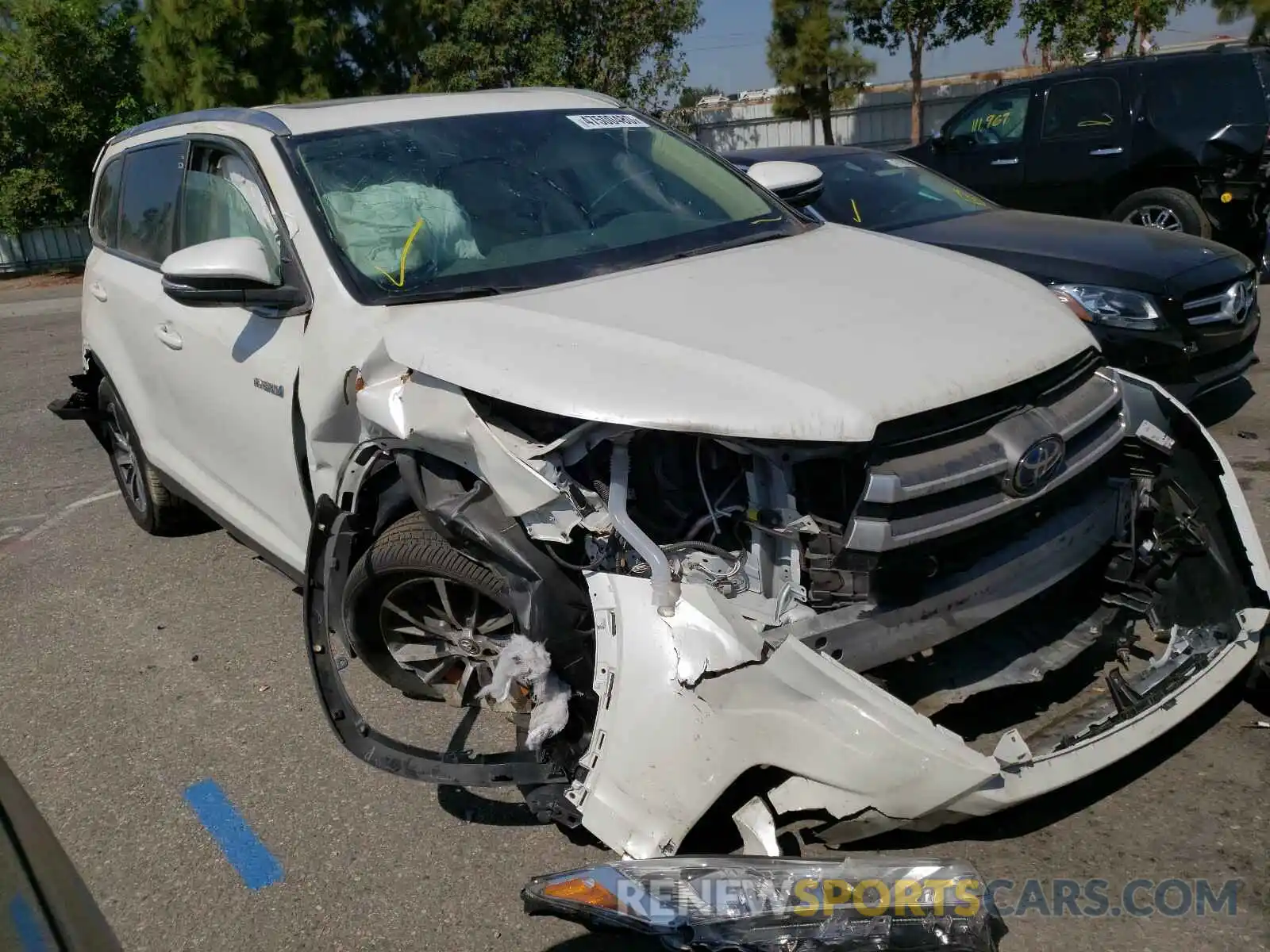 1 Photograph of a damaged car 5TDJGRFH5KS069851 TOYOTA HIGHLANDER 2019