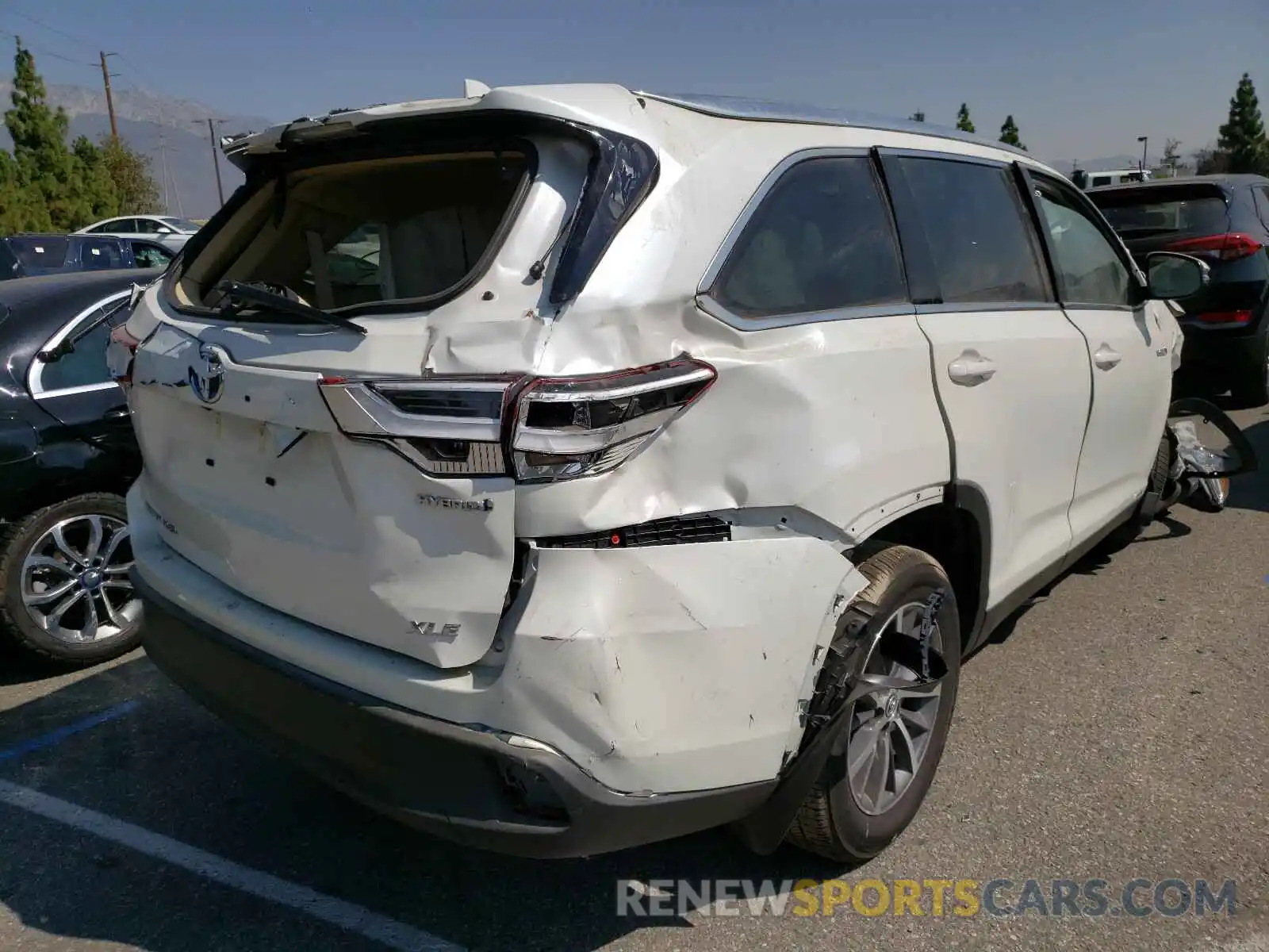 4 Photograph of a damaged car 5TDJGRFH5KS069851 TOYOTA HIGHLANDER 2019