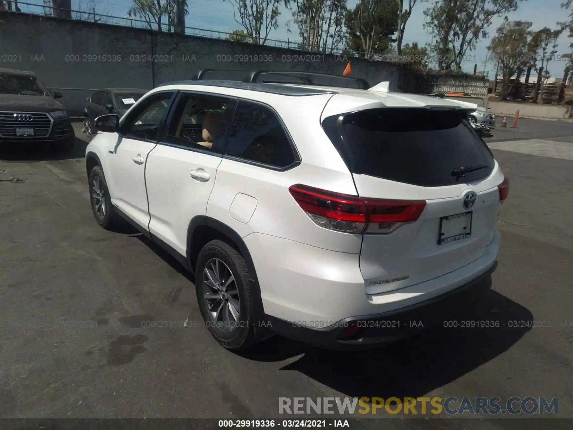 3 Photograph of a damaged car 5TDJGRFH6KS053609 TOYOTA HIGHLANDER 2019