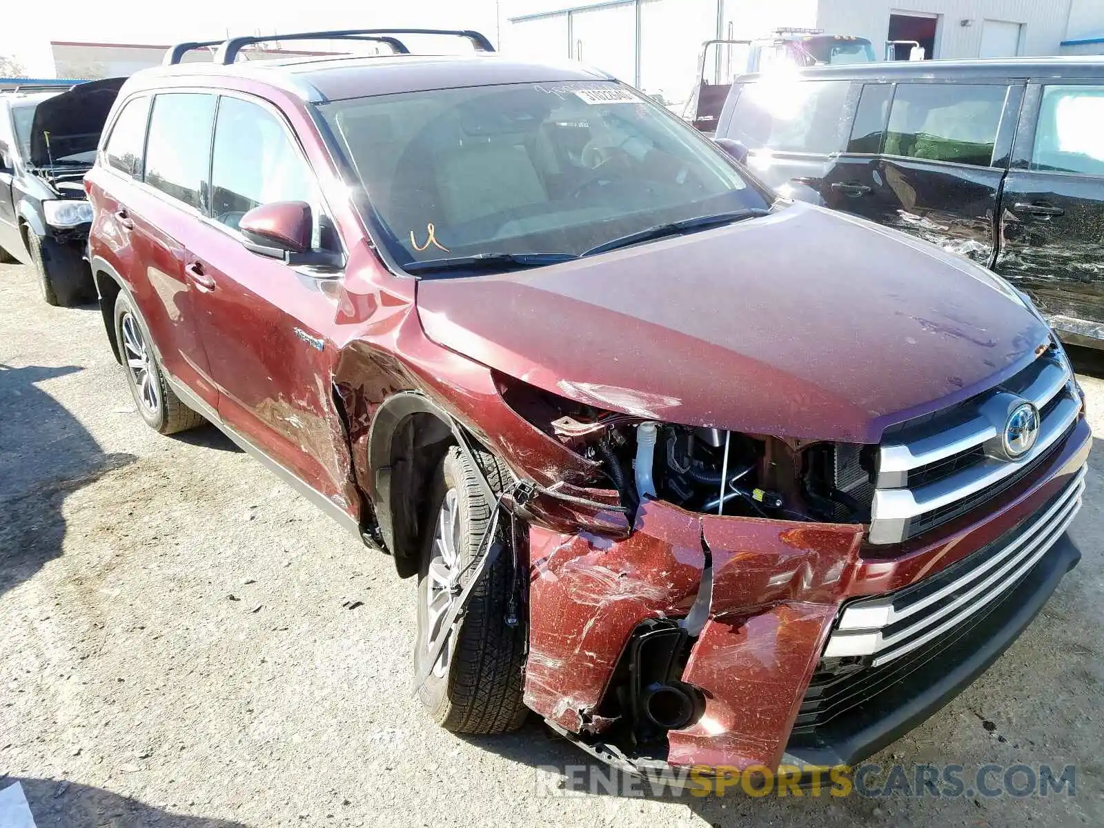 1 Photograph of a damaged car 5TDJGRFH6KS055313 TOYOTA HIGHLANDER 2019