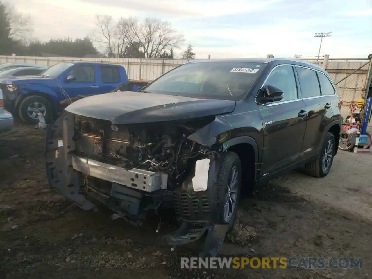 2 Photograph of a damaged car 5TDJGRFH6KS071611 TOYOTA HIGHLANDER 2019