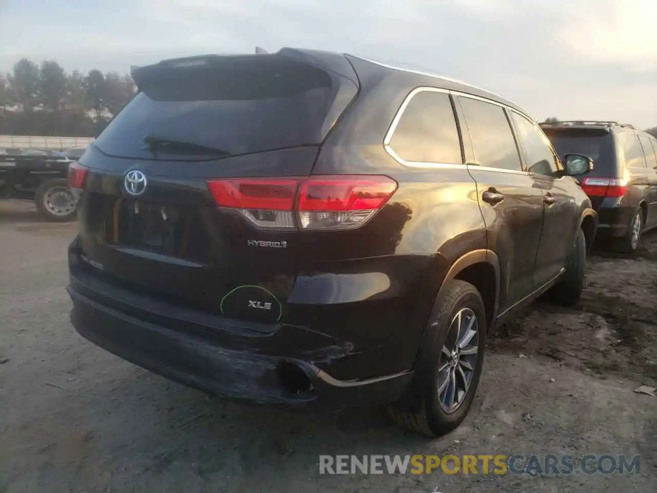 4 Photograph of a damaged car 5TDJGRFH6KS071611 TOYOTA HIGHLANDER 2019