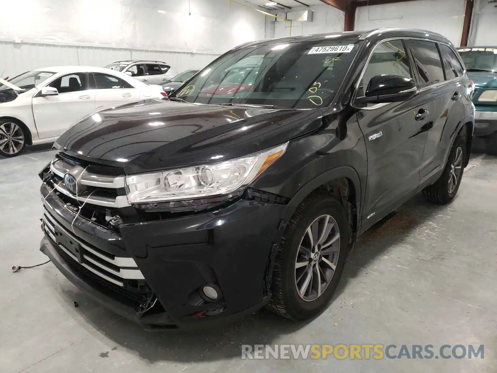 2 Photograph of a damaged car 5TDJGRFH6KS075402 TOYOTA HIGHLANDER 2019