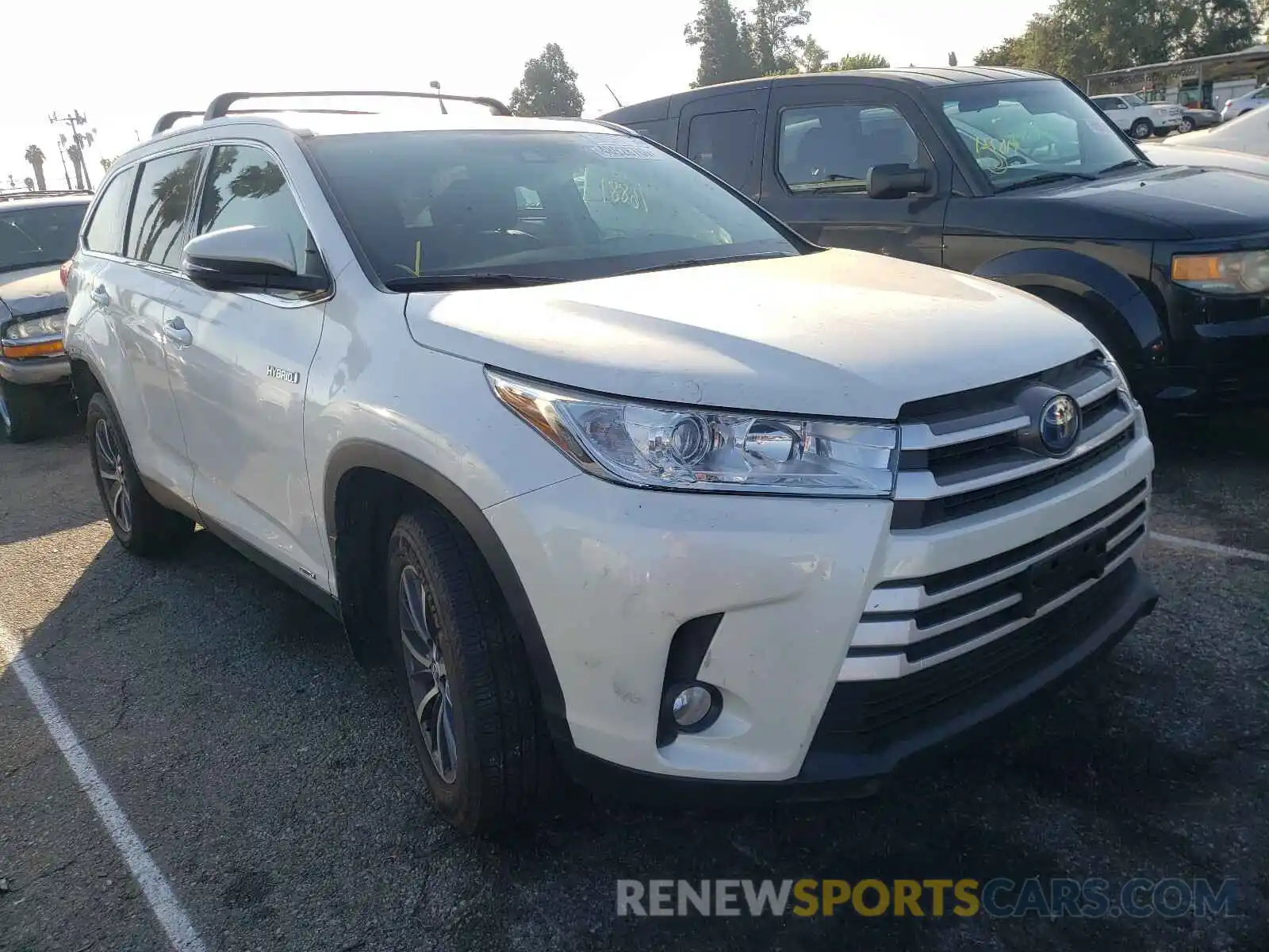 1 Photograph of a damaged car 5TDJGRFH7KS052520 TOYOTA HIGHLANDER 2019