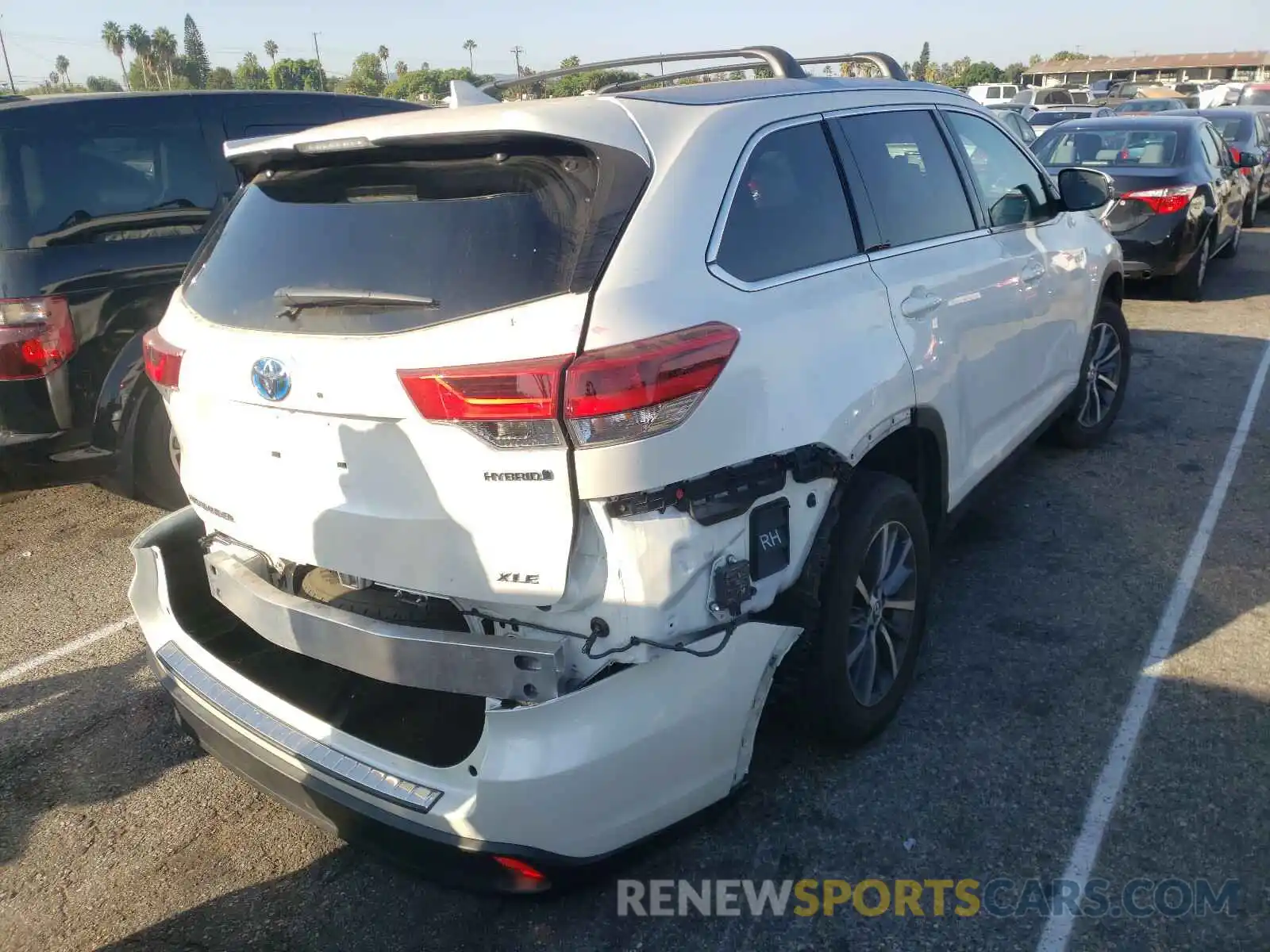 4 Photograph of a damaged car 5TDJGRFH7KS052520 TOYOTA HIGHLANDER 2019