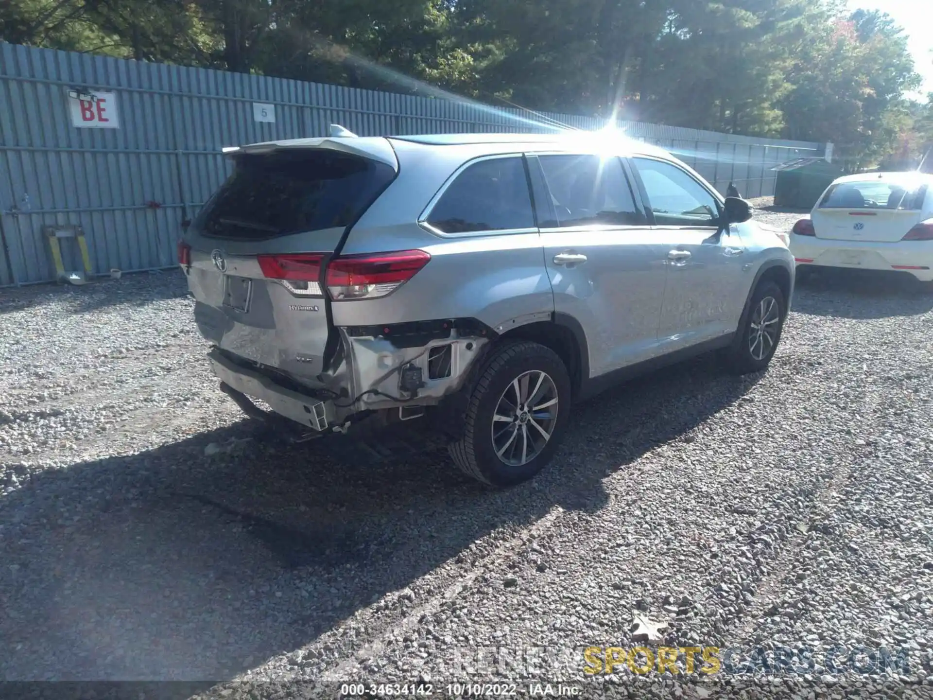 4 Photograph of a damaged car 5TDJGRFH7KS054803 TOYOTA HIGHLANDER 2019