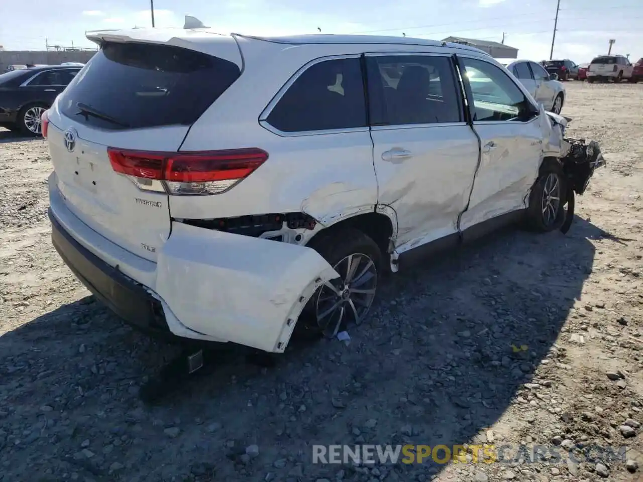 4 Photograph of a damaged car 5TDJGRFH7KS065462 TOYOTA HIGHLANDER 2019