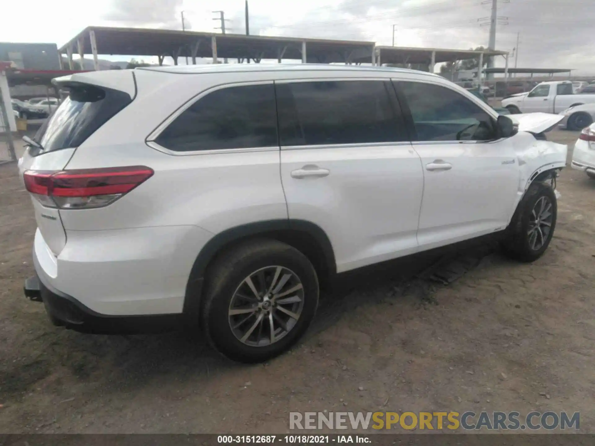 4 Photograph of a damaged car 5TDJGRFH7KS065655 TOYOTA HIGHLANDER 2019