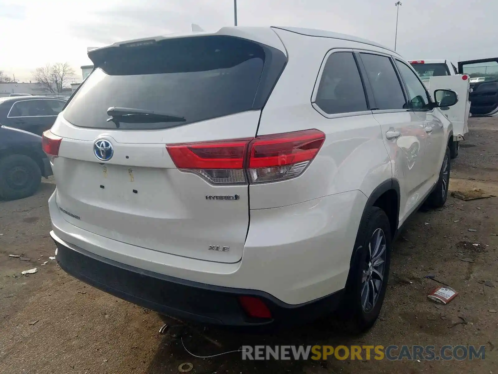 4 Photograph of a damaged car 5TDJGRFH7KS065719 TOYOTA HIGHLANDER 2019