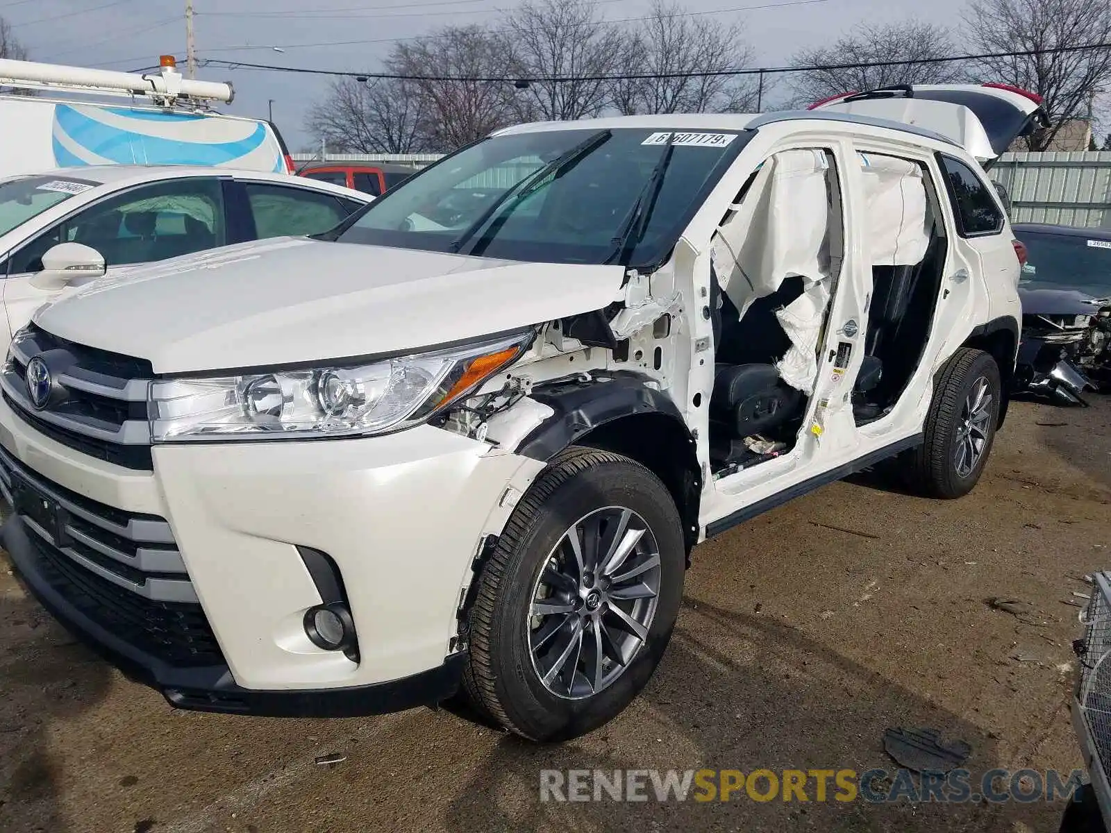 9 Photograph of a damaged car 5TDJGRFH7KS065719 TOYOTA HIGHLANDER 2019