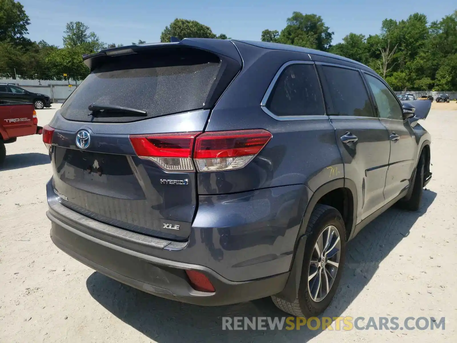 4 Photograph of a damaged car 5TDJGRFH7KS066207 TOYOTA HIGHLANDER 2019