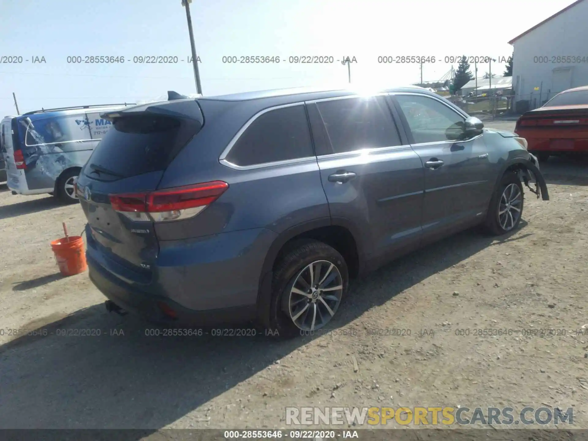 4 Photograph of a damaged car 5TDJGRFH7KS069821 TOYOTA HIGHLANDER 2019