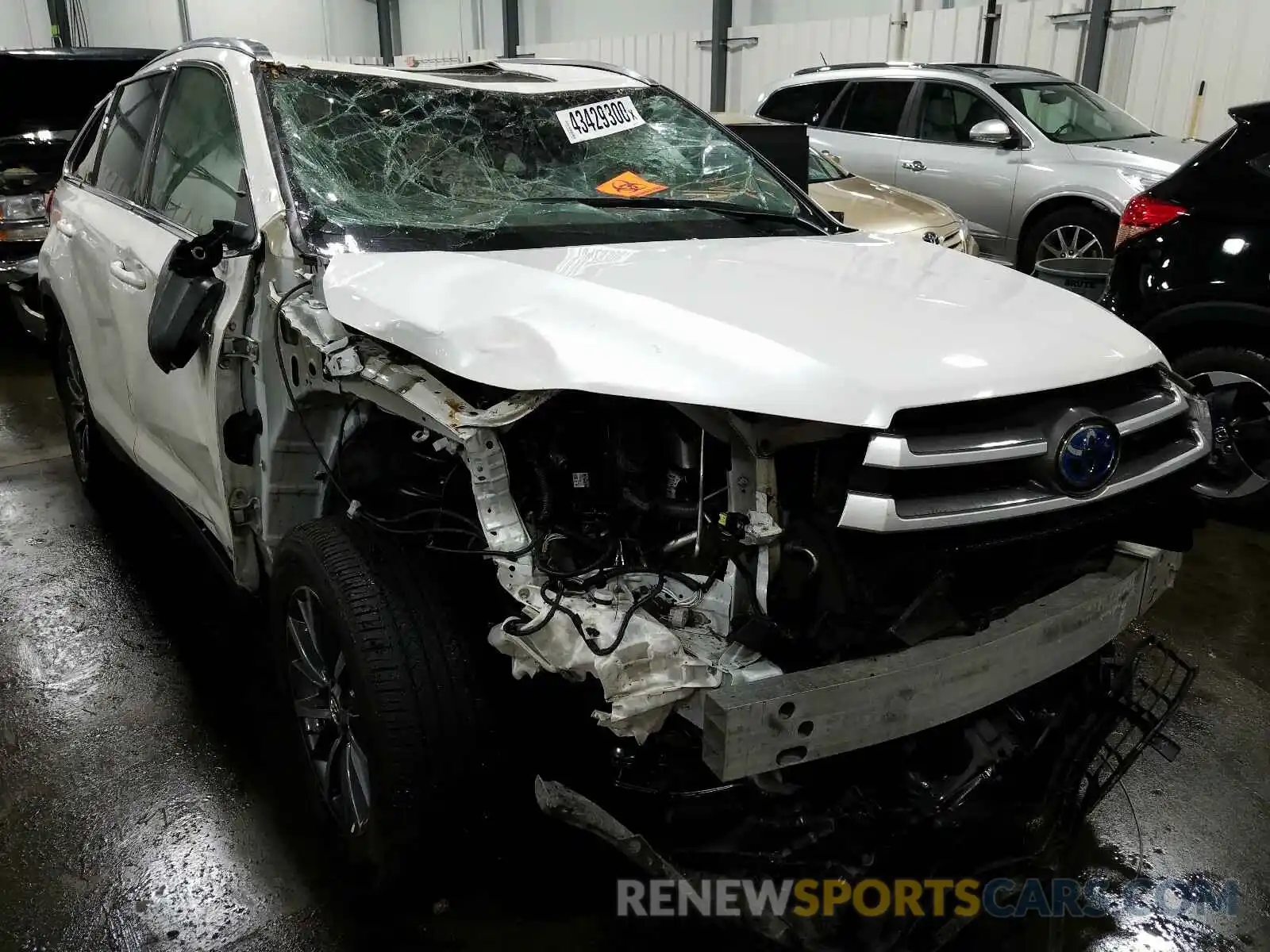 1 Photograph of a damaged car 5TDJGRFH8KS054115 TOYOTA HIGHLANDER 2019