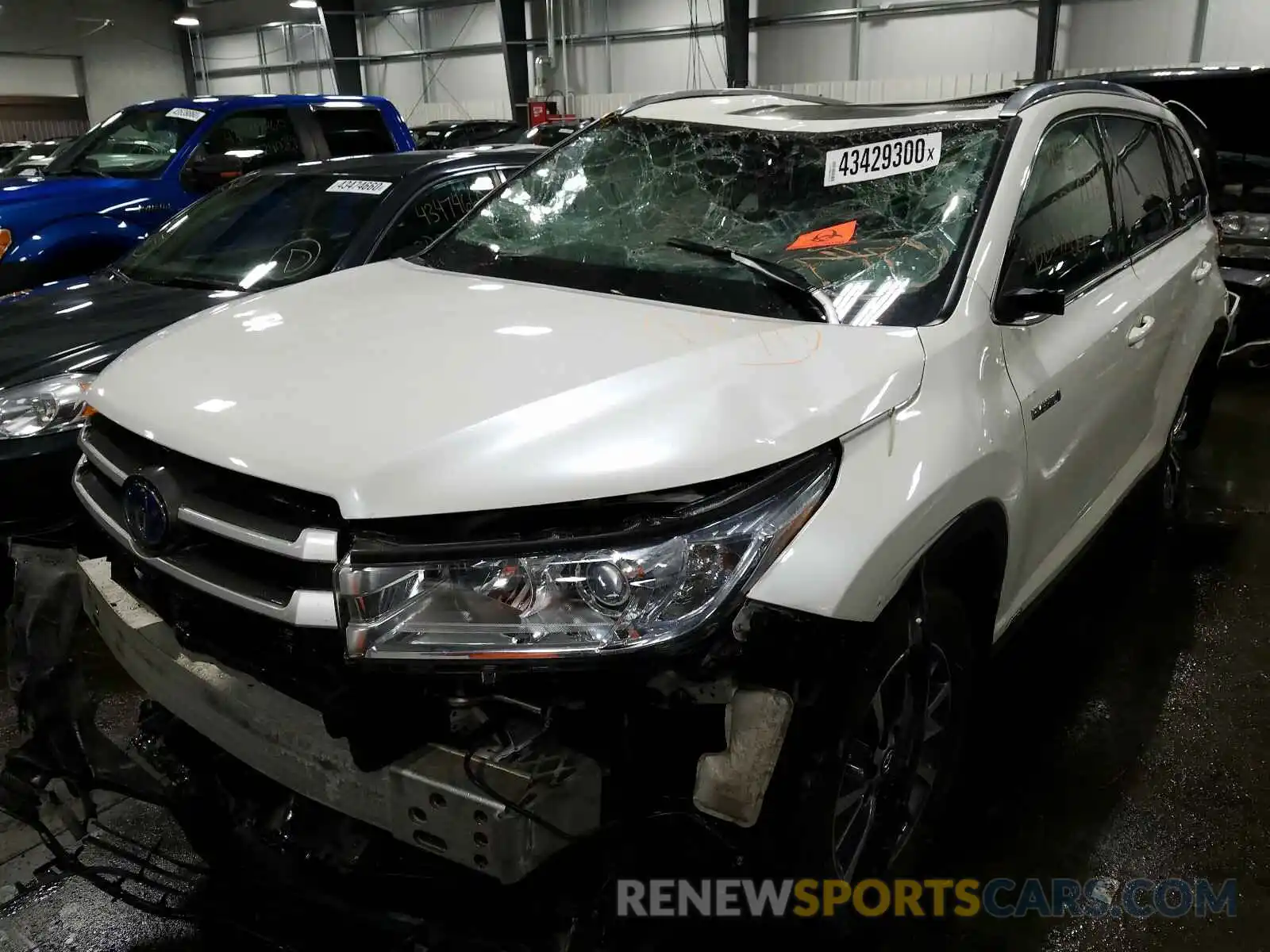 2 Photograph of a damaged car 5TDJGRFH8KS054115 TOYOTA HIGHLANDER 2019