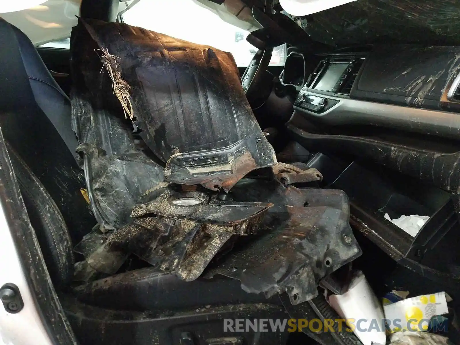 5 Photograph of a damaged car 5TDJGRFH8KS054115 TOYOTA HIGHLANDER 2019