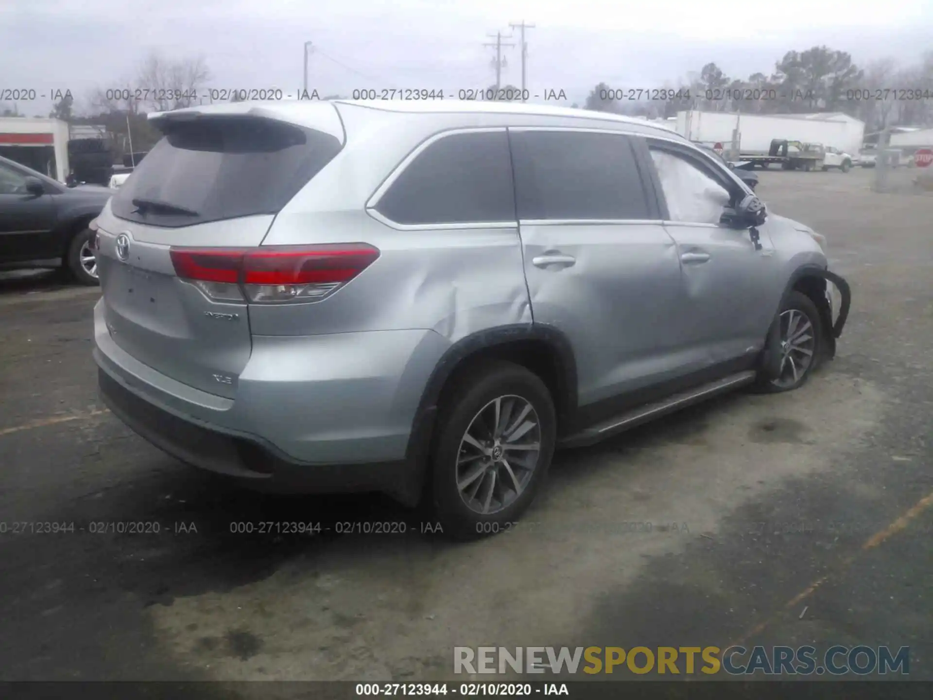 4 Photograph of a damaged car 5TDJGRFH8KS058097 TOYOTA HIGHLANDER 2019