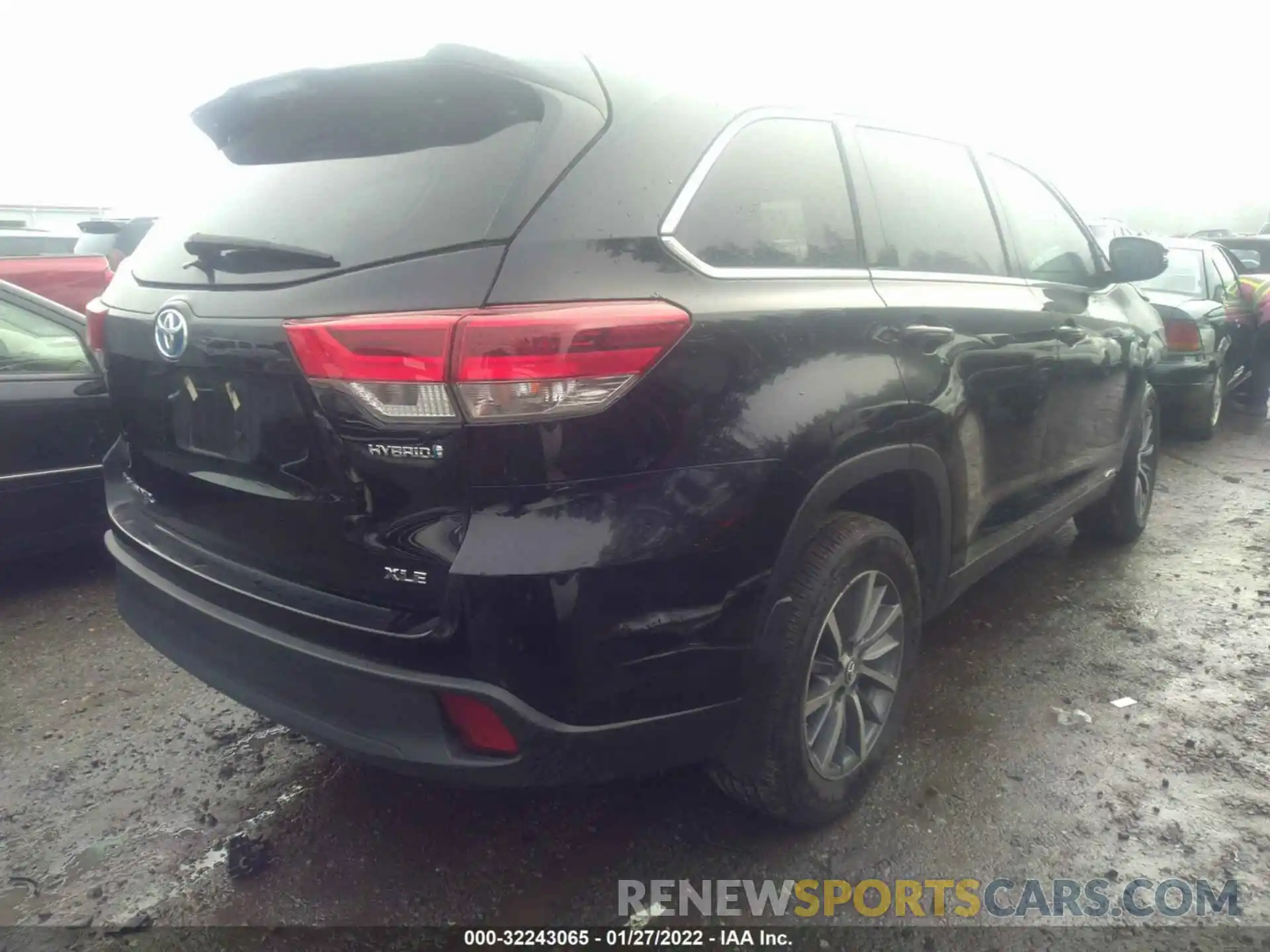 4 Photograph of a damaged car 5TDJGRFH8KS061517 TOYOTA HIGHLANDER 2019