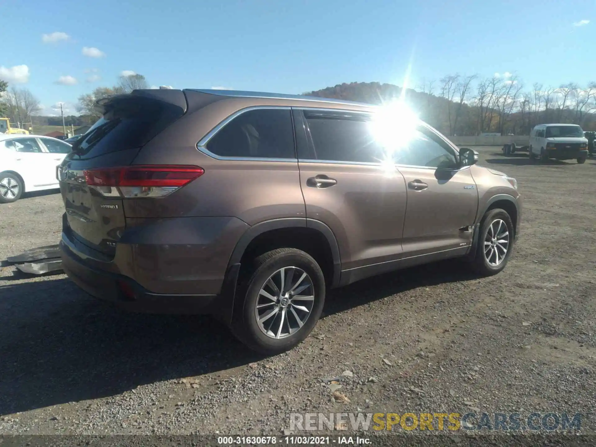 4 Photograph of a damaged car 5TDJGRFH8KS062697 TOYOTA HIGHLANDER 2019