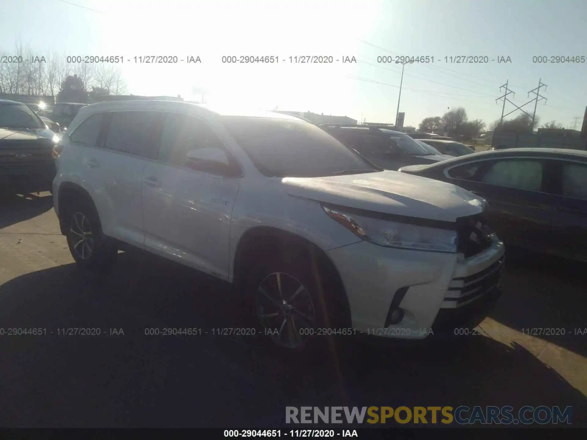 1 Photograph of a damaged car 5TDJGRFH8KS066927 TOYOTA HIGHLANDER 2019