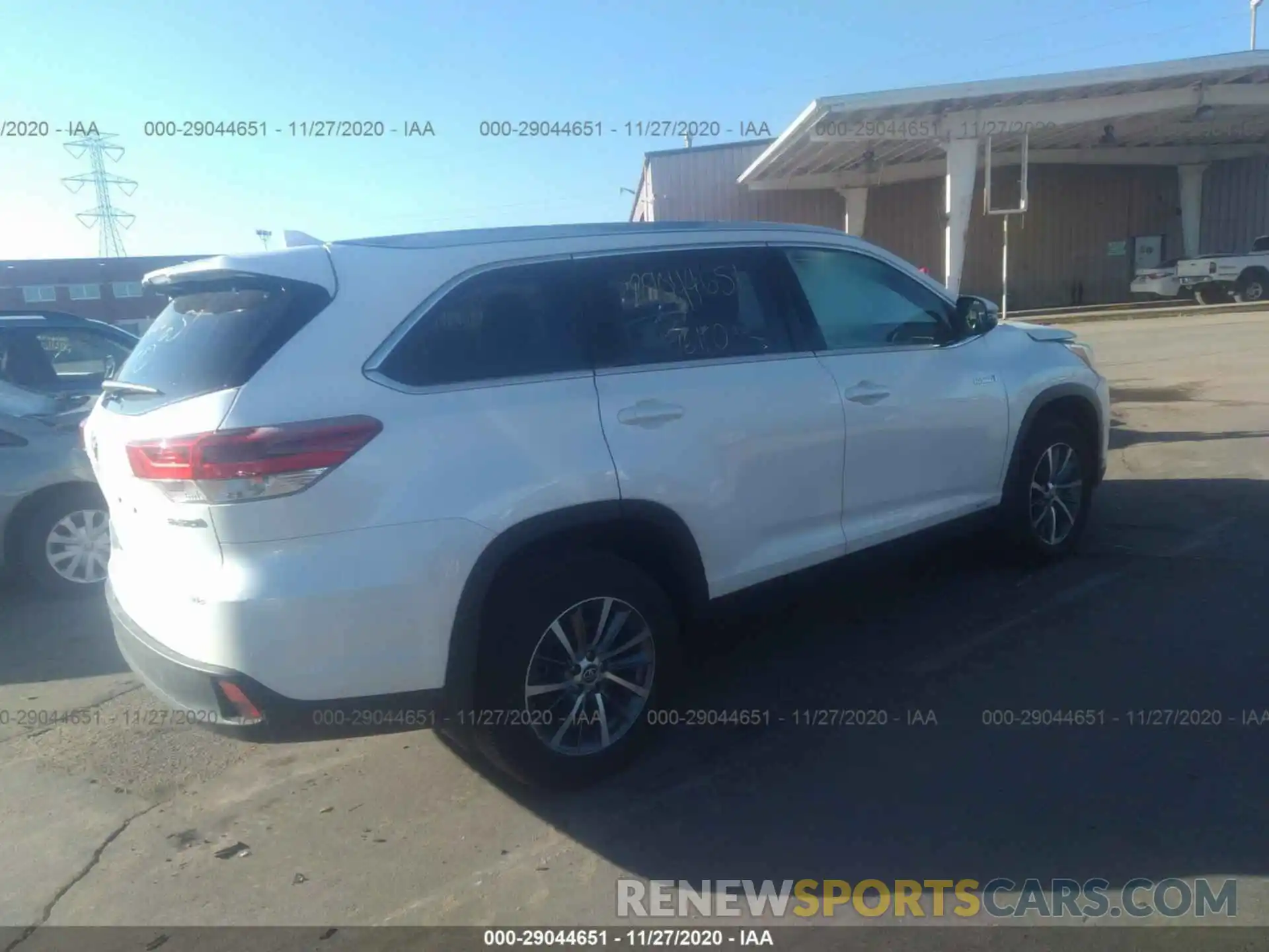 4 Photograph of a damaged car 5TDJGRFH8KS066927 TOYOTA HIGHLANDER 2019