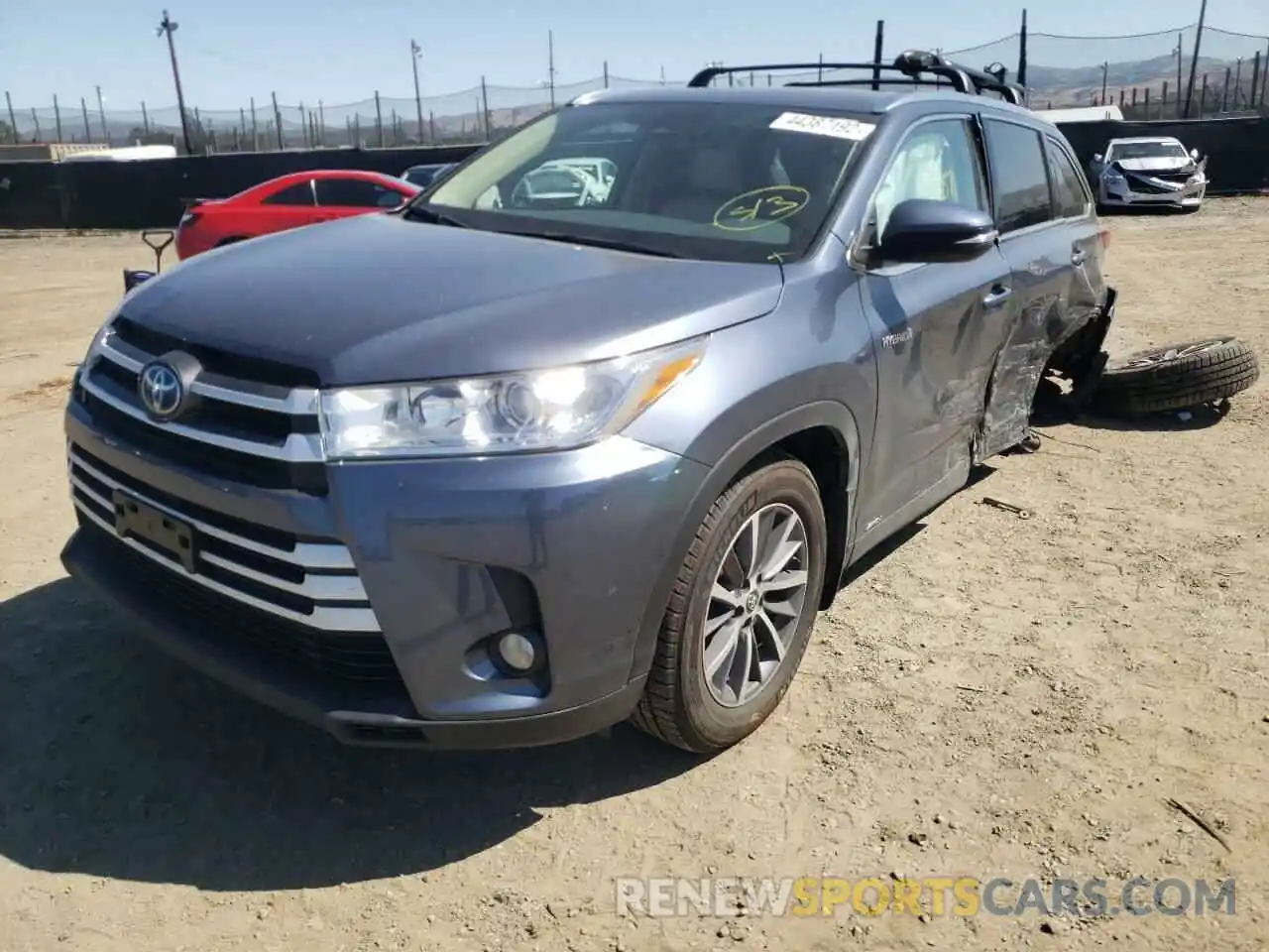 2 Photograph of a damaged car 5TDJGRFH8KS066992 TOYOTA HIGHLANDER 2019