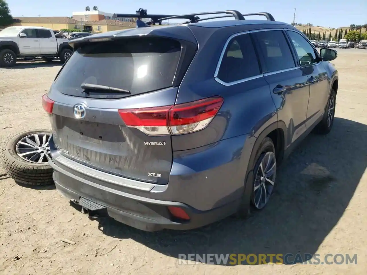 4 Photograph of a damaged car 5TDJGRFH8KS066992 TOYOTA HIGHLANDER 2019