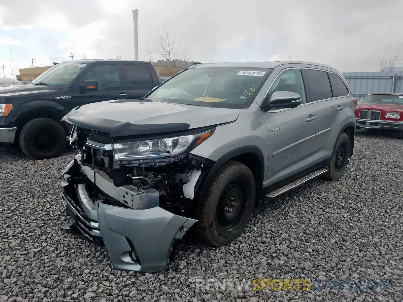 2 Photograph of a damaged car 5TDJGRFH8KS070525 TOYOTA HIGHLANDER 2019