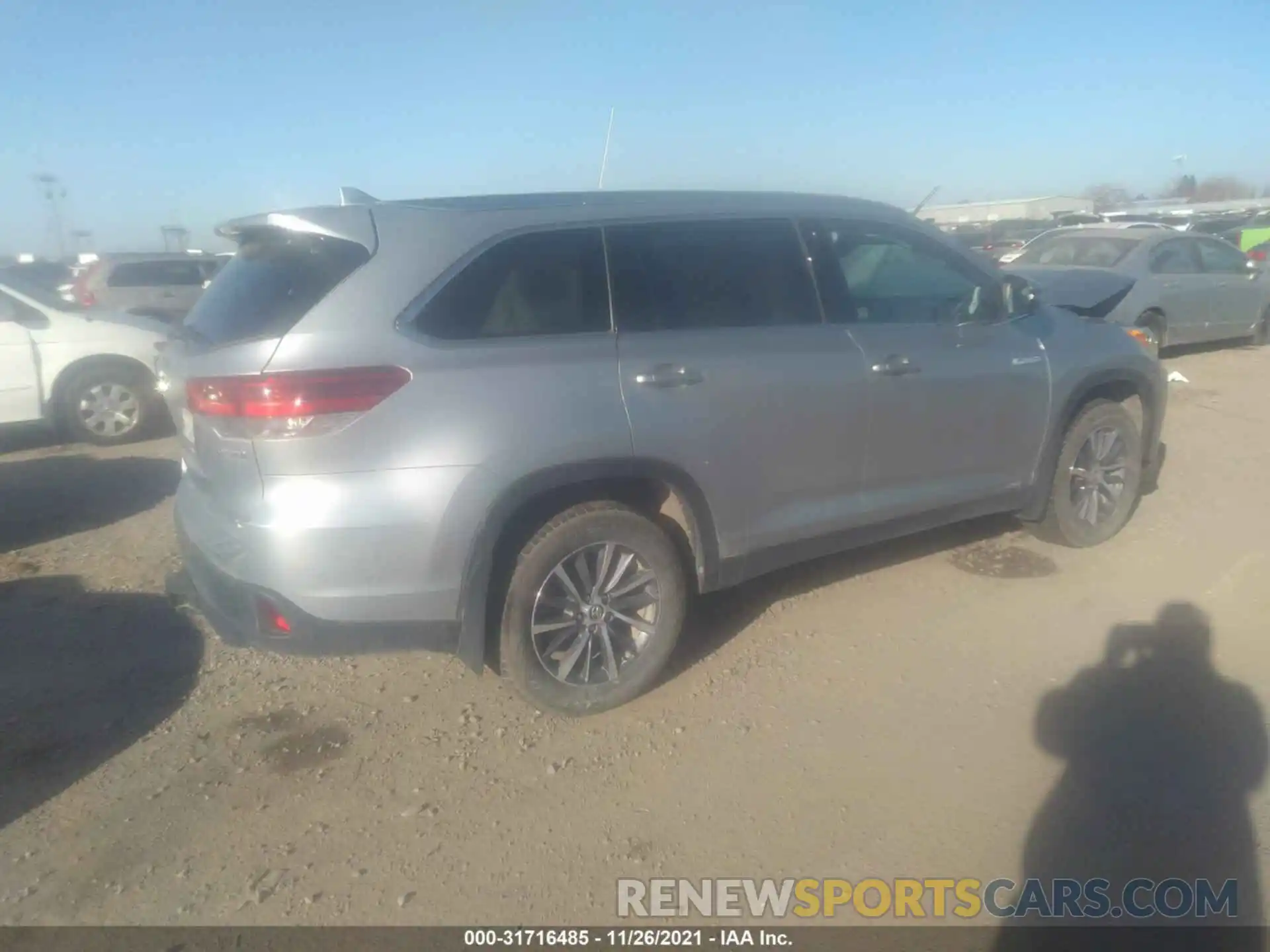 4 Photograph of a damaged car 5TDJGRFH8KS072923 TOYOTA HIGHLANDER 2019