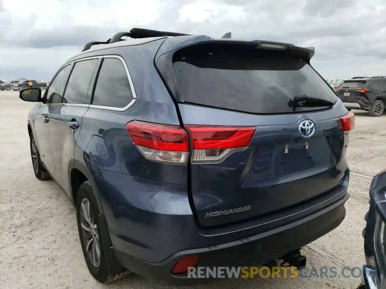 3 Photograph of a damaged car 5TDJGRFH8KS075210 TOYOTA HIGHLANDER 2019