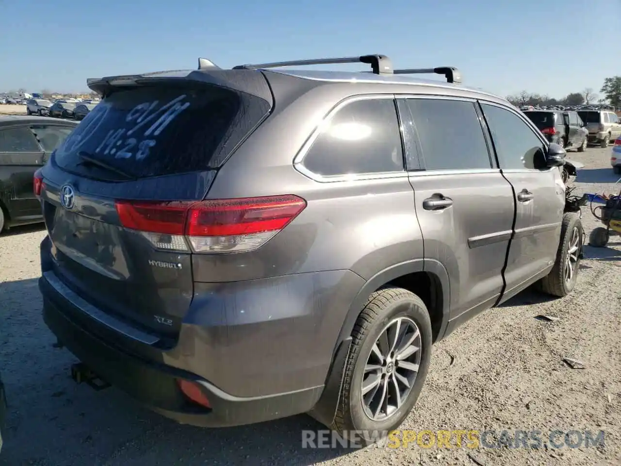 4 Photograph of a damaged car 5TDJGRFH8KS075370 TOYOTA HIGHLANDER 2019