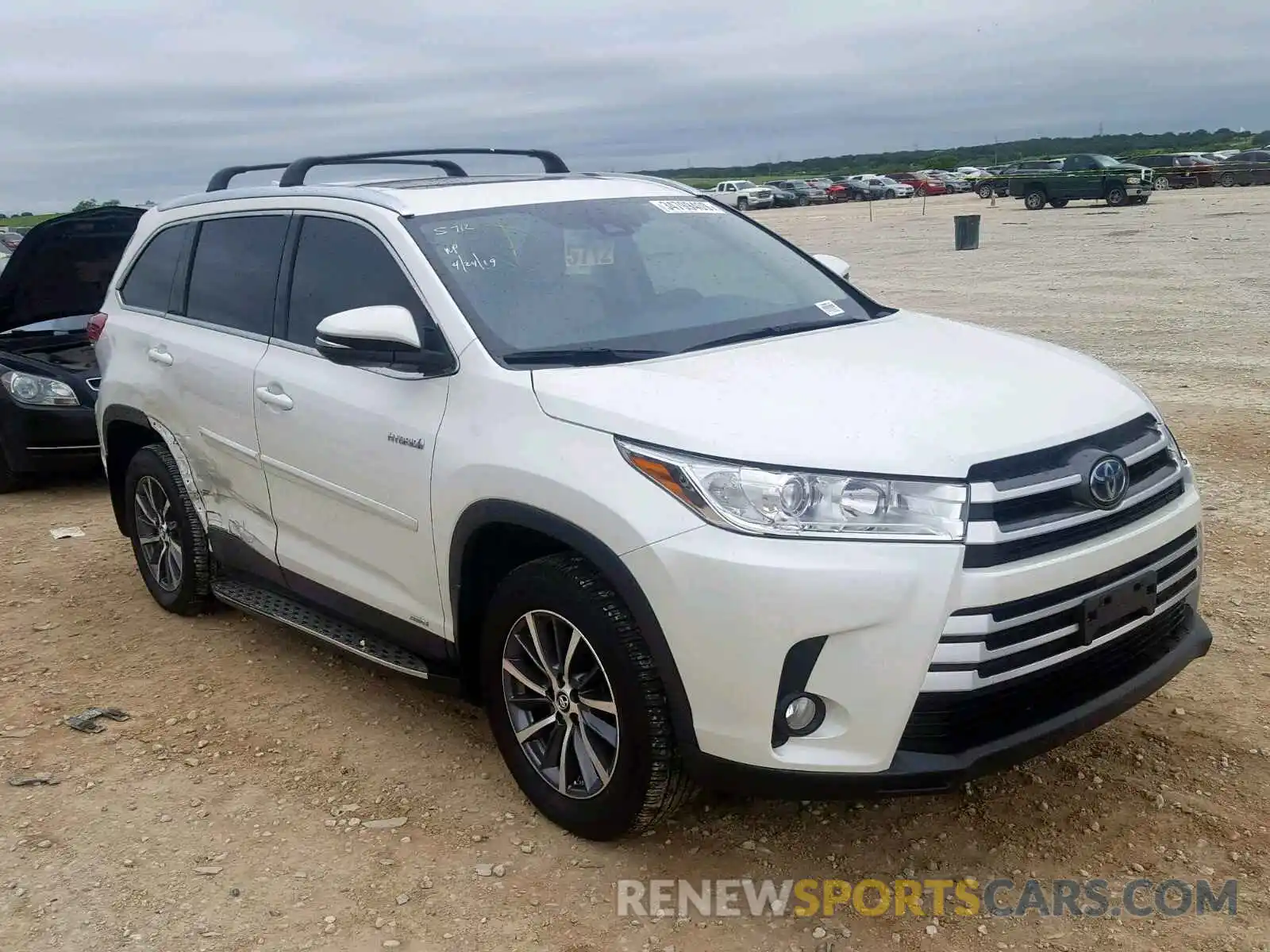 1 Photograph of a damaged car 5TDJGRFH9KS054236 TOYOTA HIGHLANDER 2019