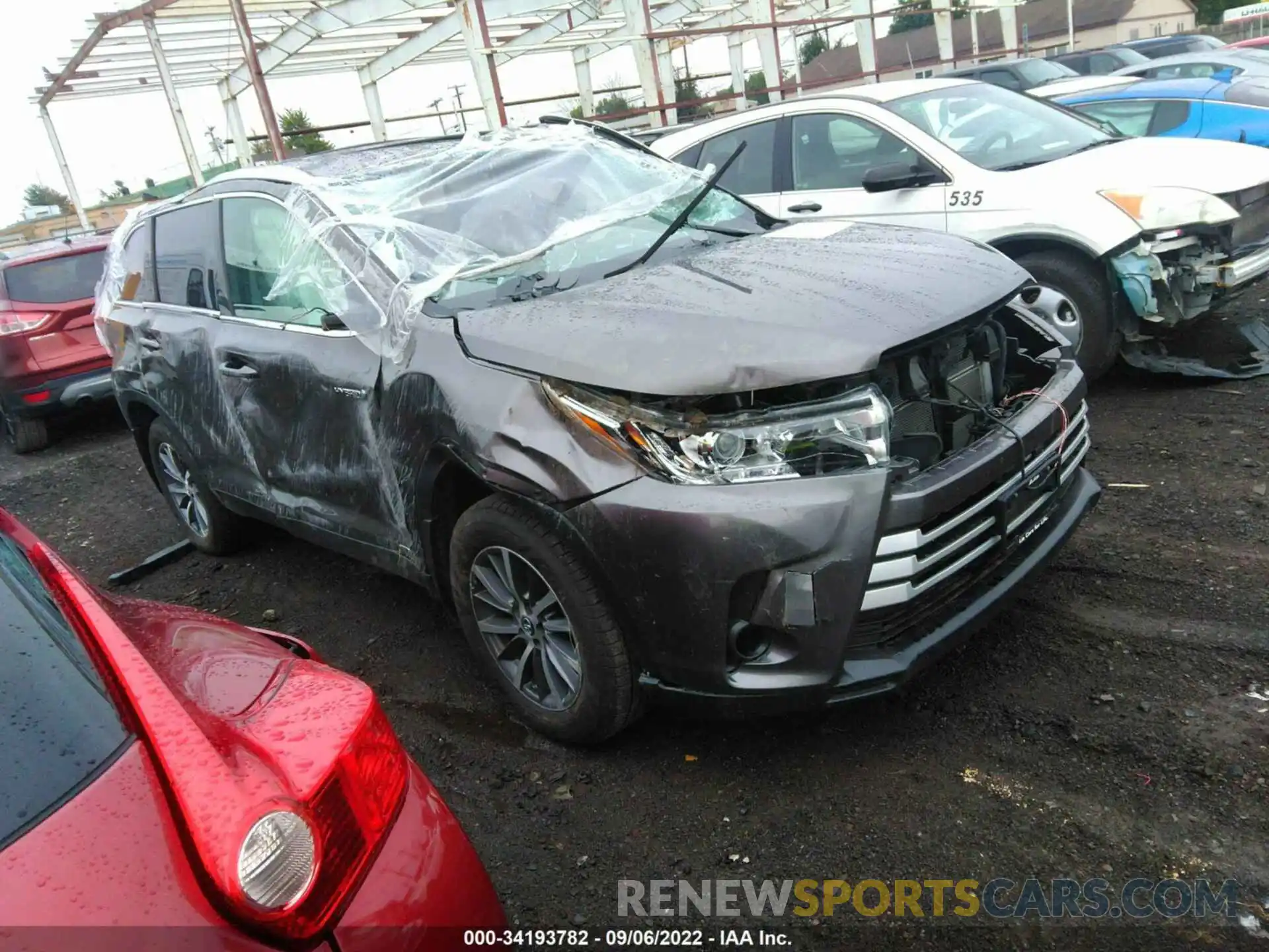 1 Photograph of a damaged car 5TDJGRFH9KS057556 TOYOTA HIGHLANDER 2019