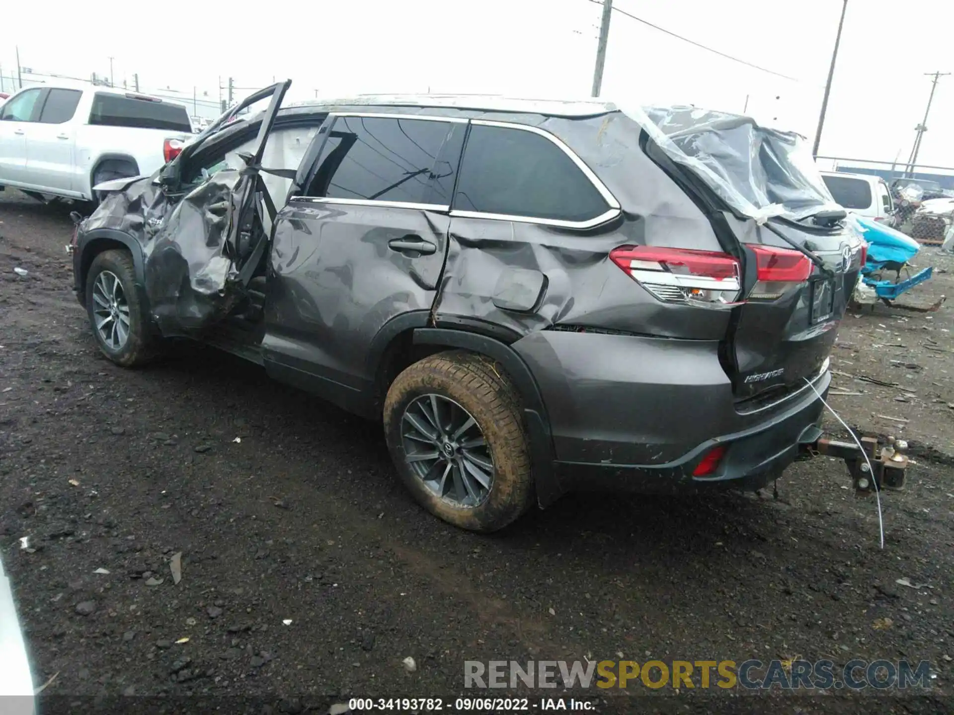 3 Photograph of a damaged car 5TDJGRFH9KS057556 TOYOTA HIGHLANDER 2019