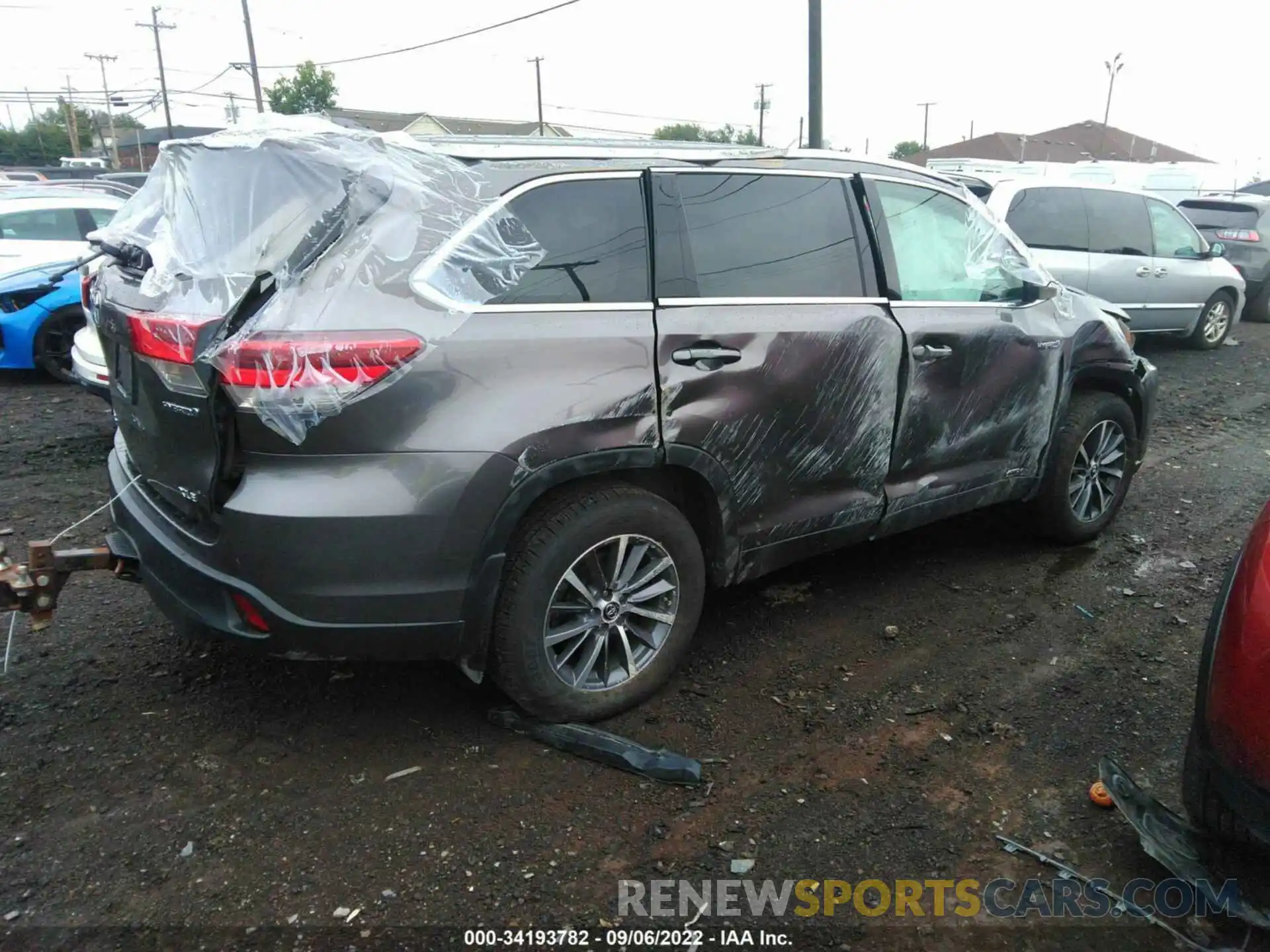 4 Photograph of a damaged car 5TDJGRFH9KS057556 TOYOTA HIGHLANDER 2019