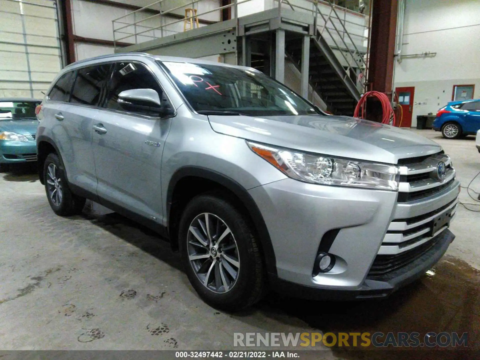 1 Photograph of a damaged car 5TDJGRFH9KS061185 TOYOTA HIGHLANDER 2019