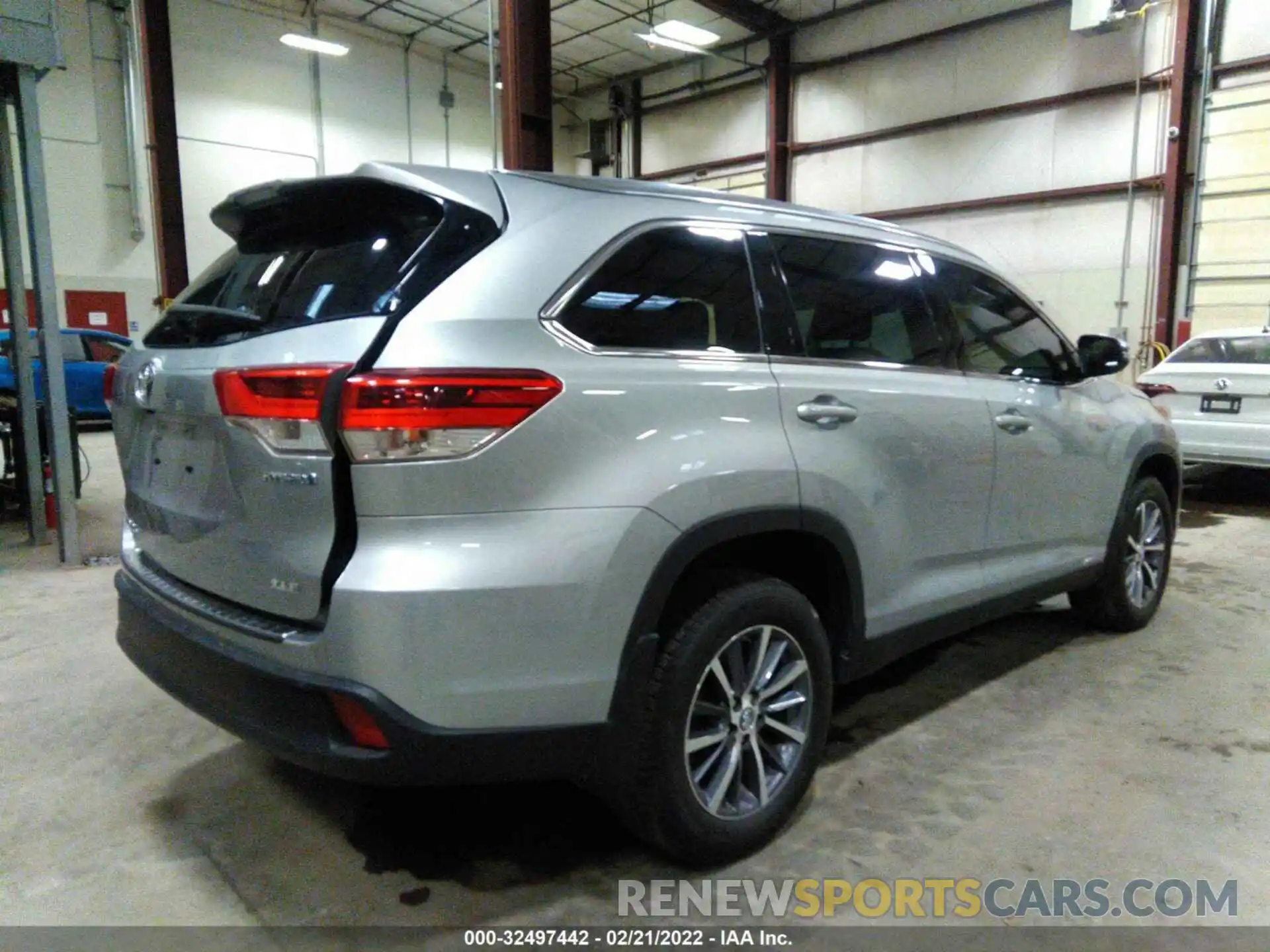 4 Photograph of a damaged car 5TDJGRFH9KS061185 TOYOTA HIGHLANDER 2019